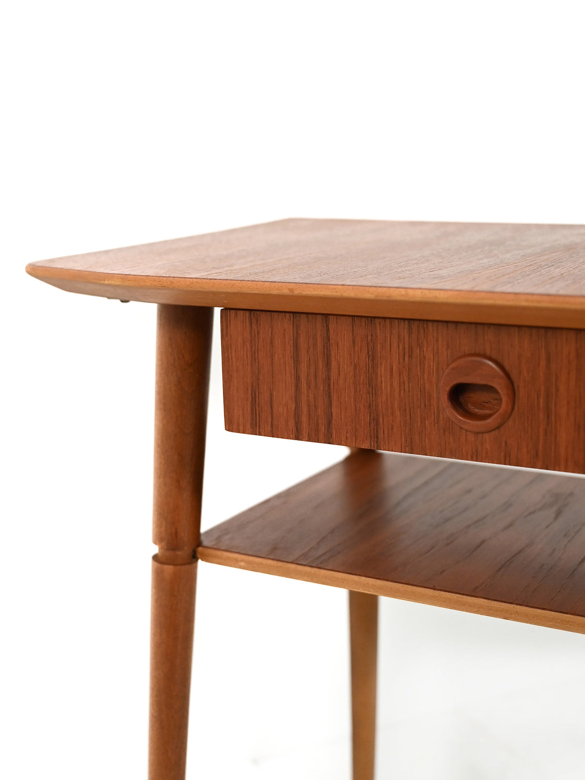 Comodino scandinavo in teak dalla silouhette allungata 4