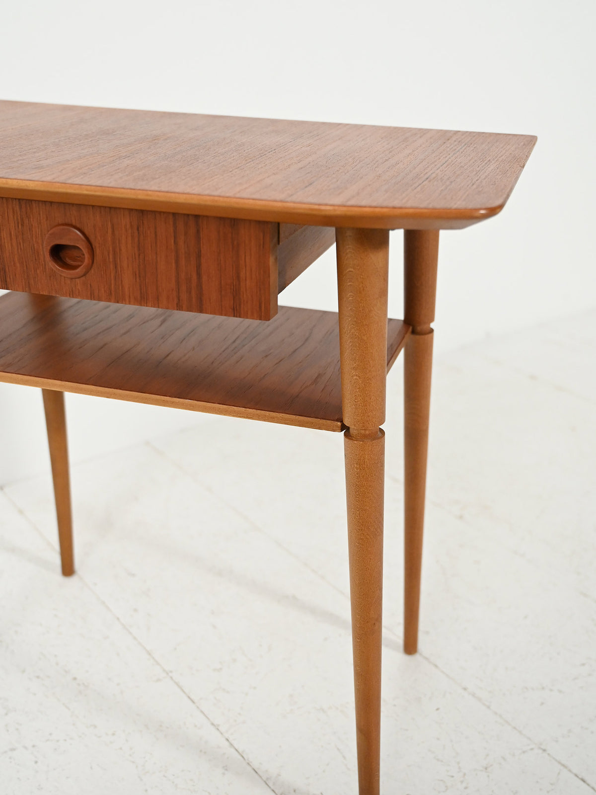 Comodino scandinavo in teak dalla silouhette allungata 6