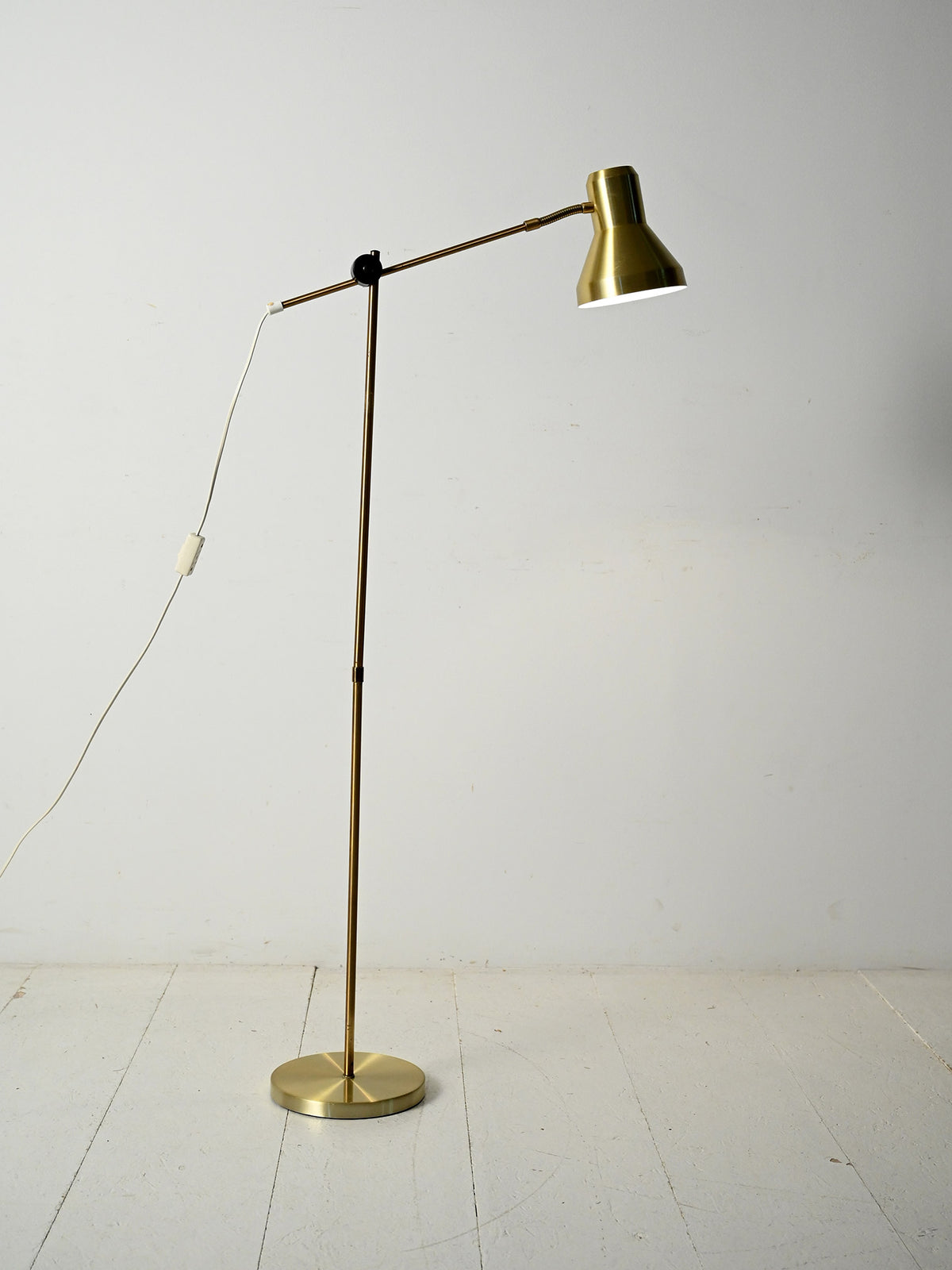 Lampada da terra scandinava in ottone con braccio regolabile