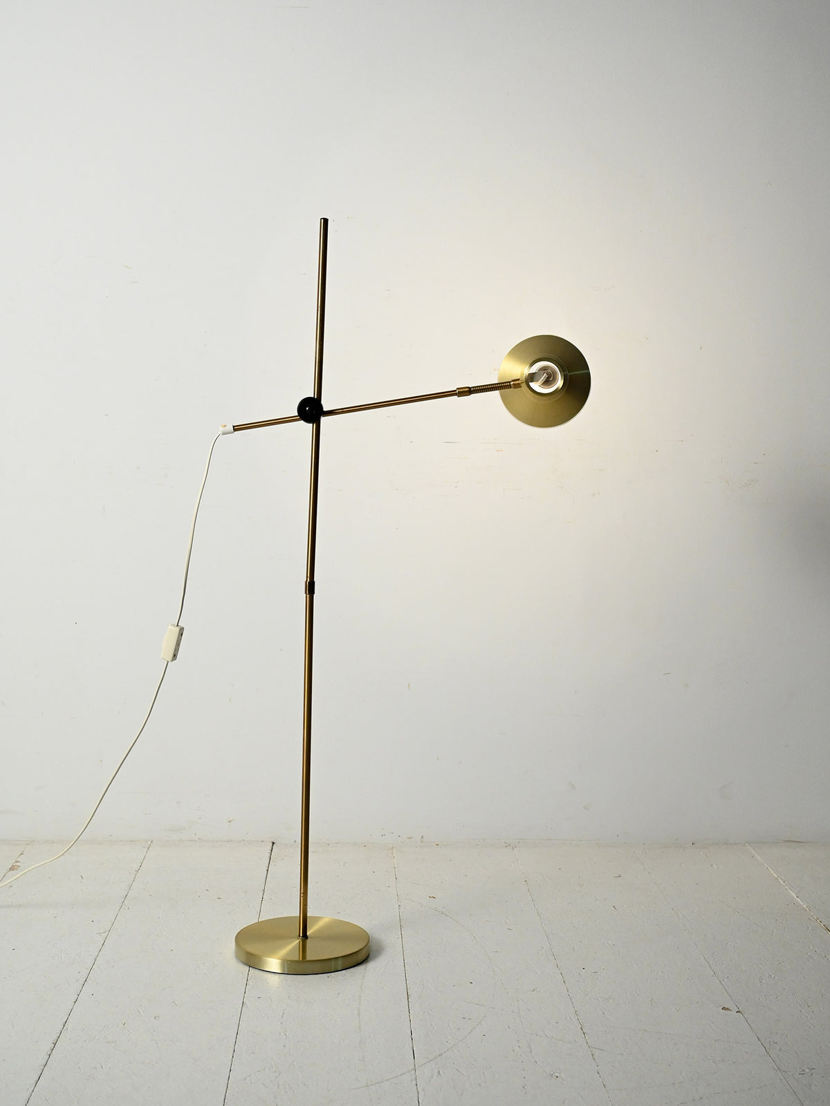 Lampada da terra scandinava in ottone con braccio regolabile 2