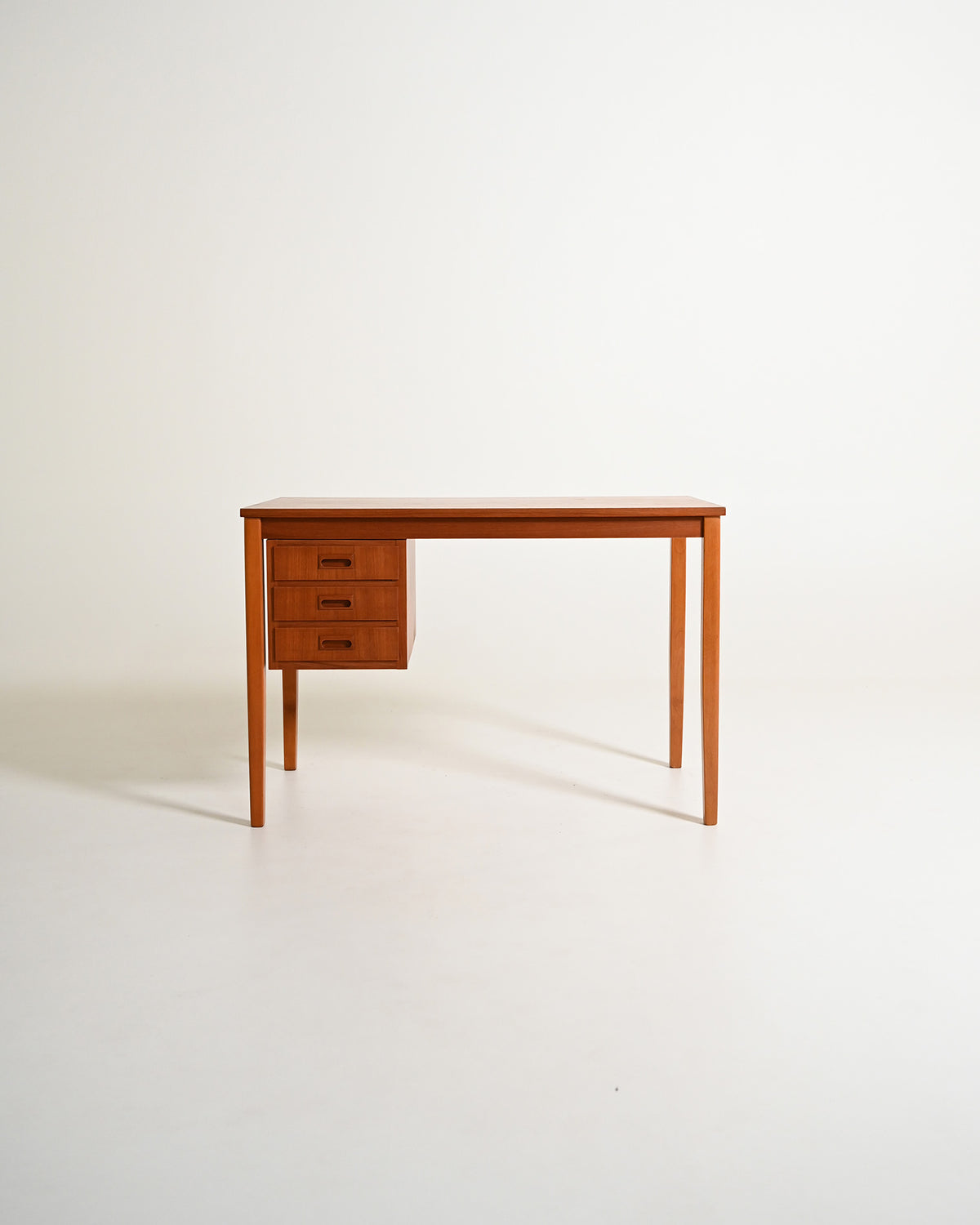 Scrivania scandinava in teak con cassetti mobili, anni '60