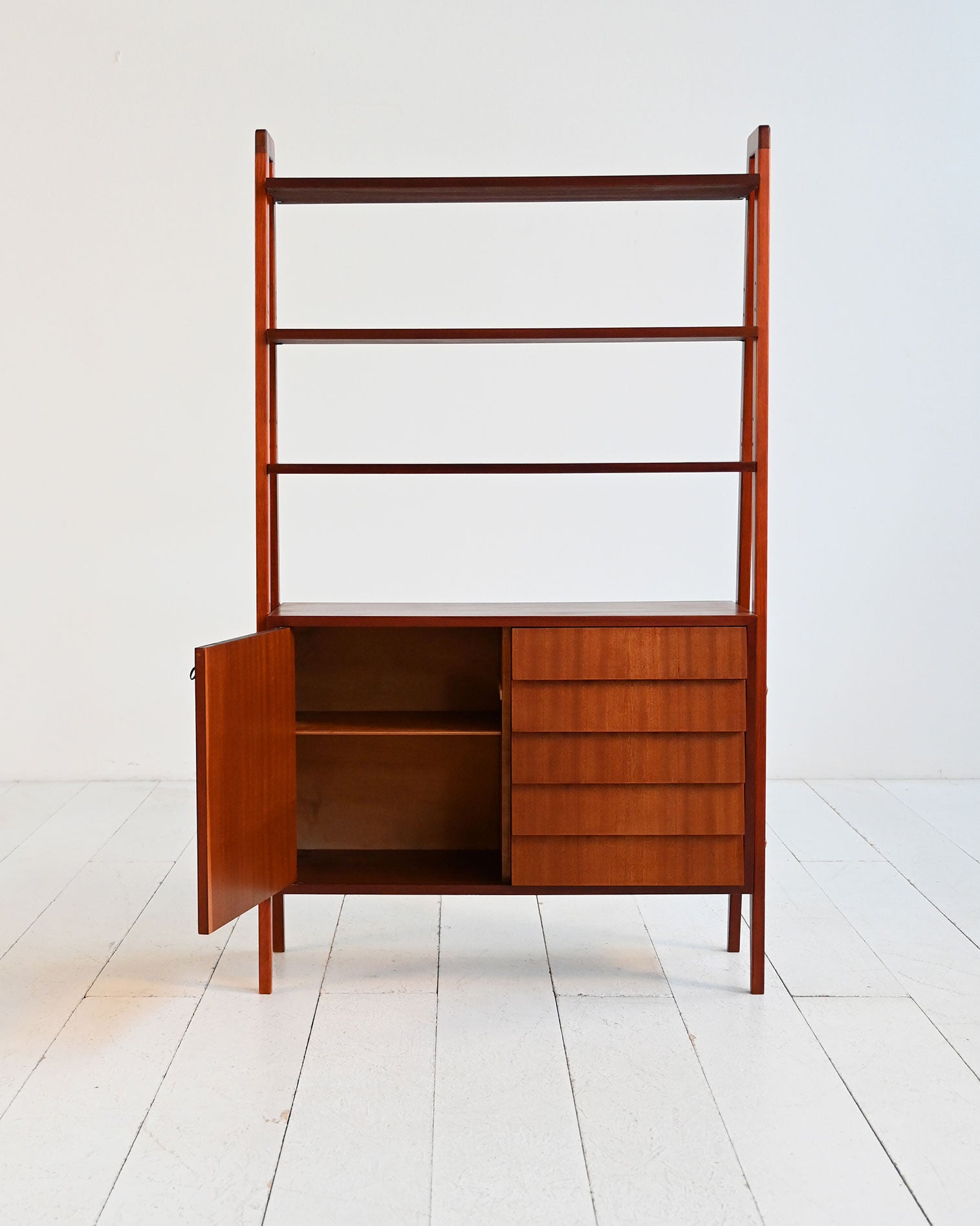 Libreria scandinava in mogano con spazio contenitore, anni ’60 1