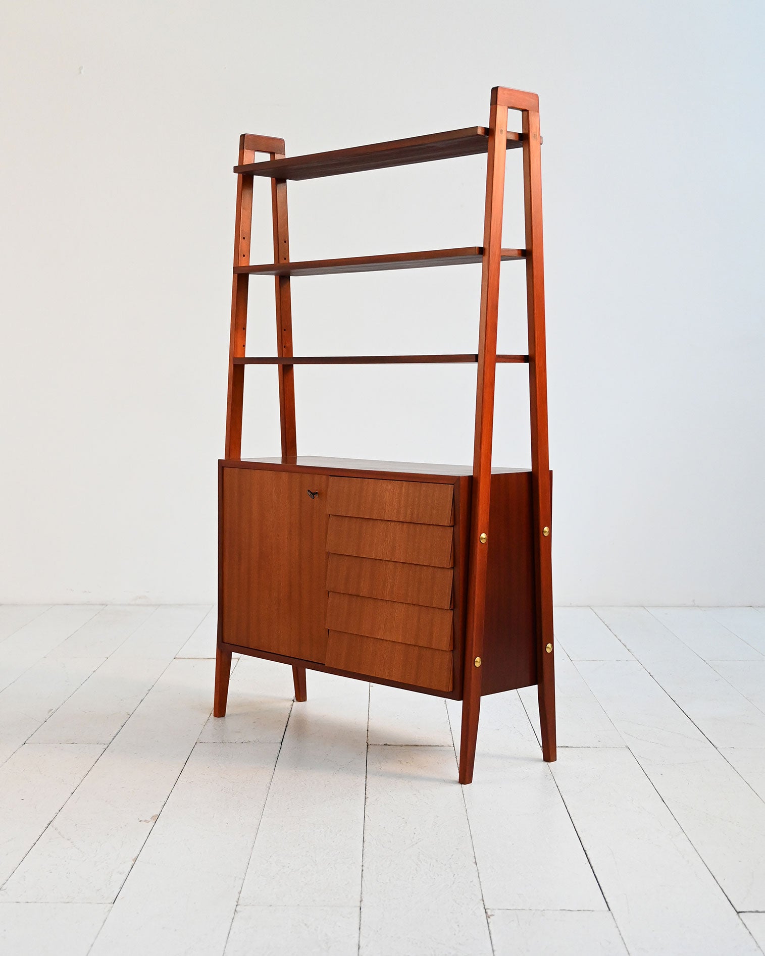 Libreria scandinava in mogano con spazio contenitore, anni ’60 2