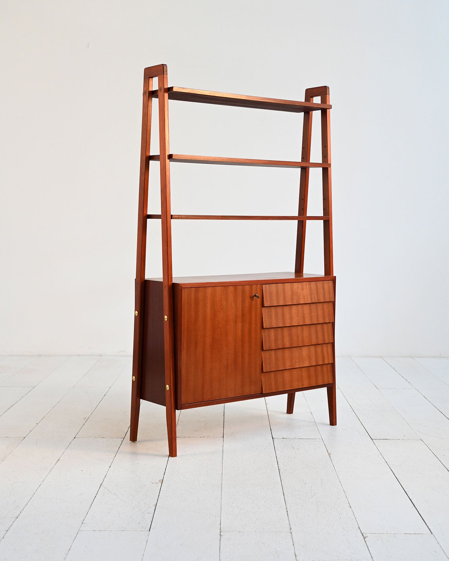 Libreria scandinava in mogano con spazio contenitore, anni ’60 3