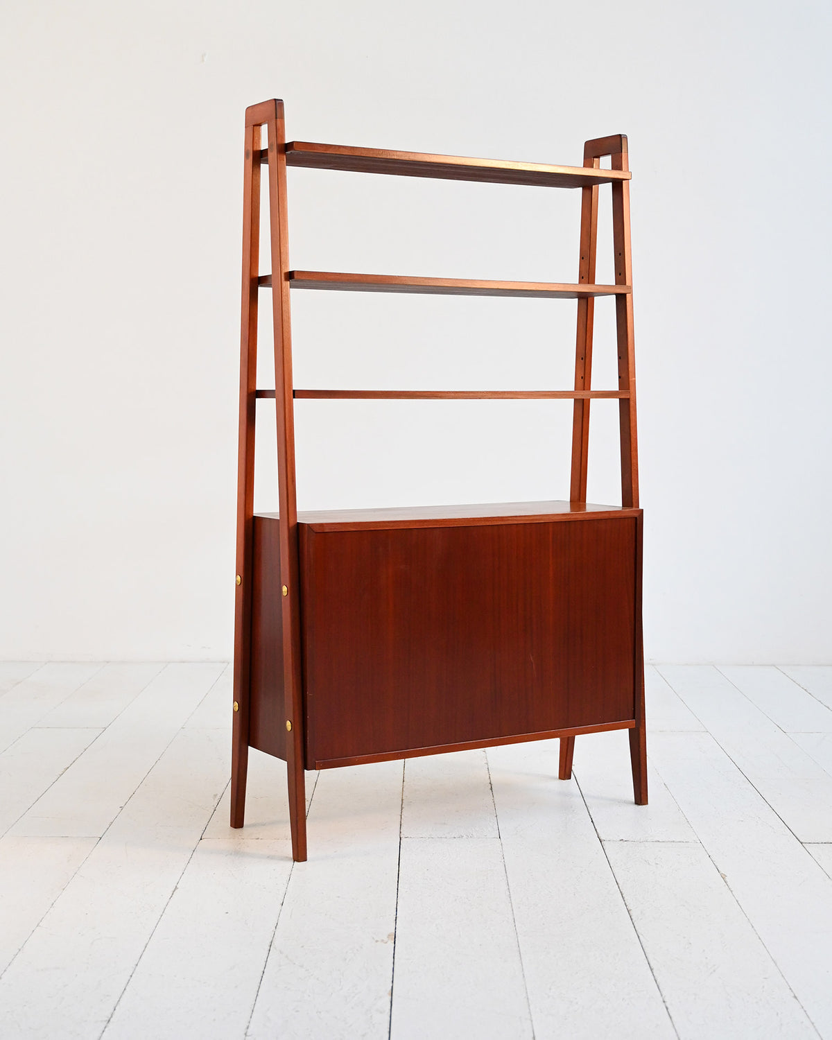 Libreria scandinava in mogano con spazio contenitore, anni ’60 4