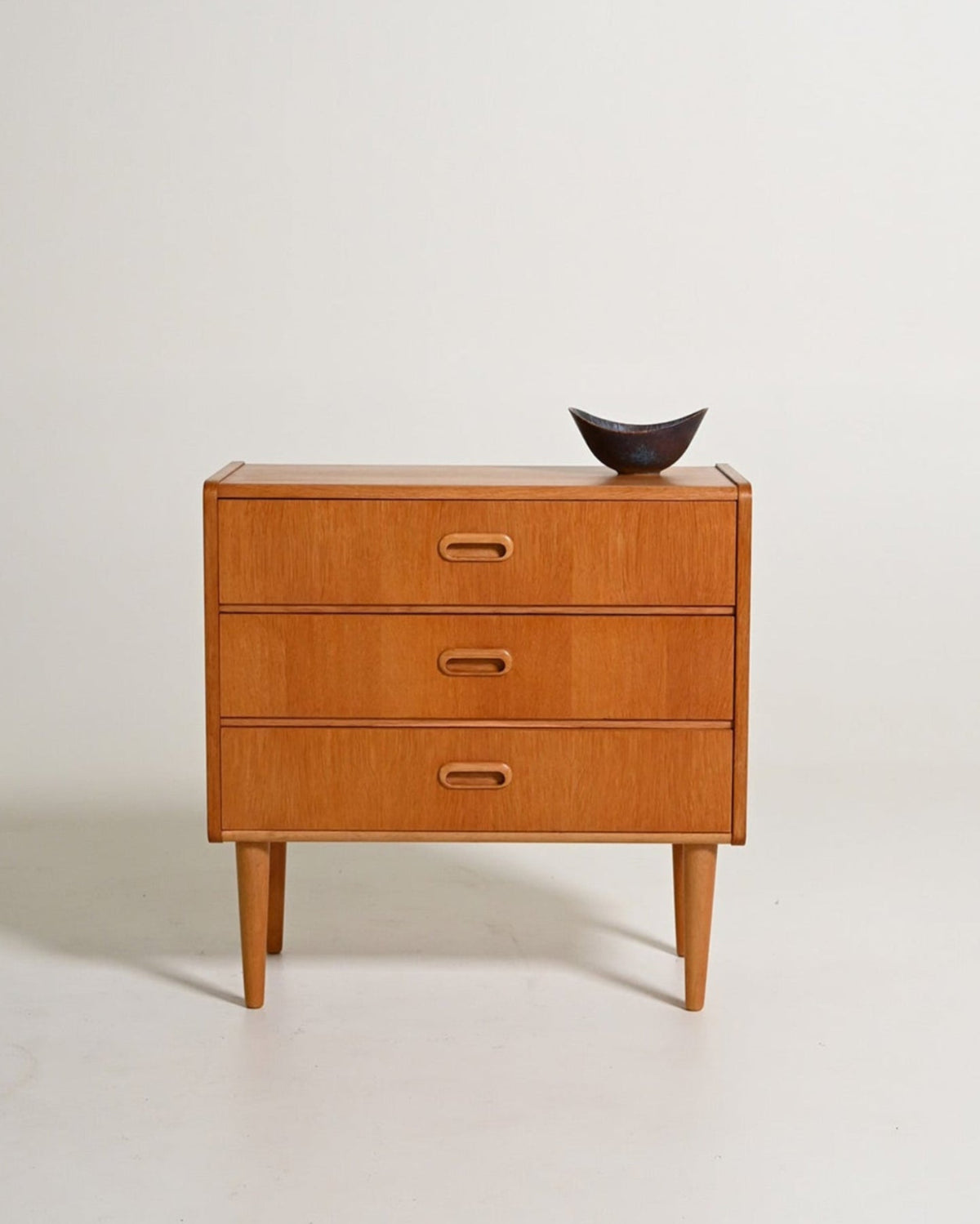 Comodino scandinavo con tre cassetti, anni '50/'60