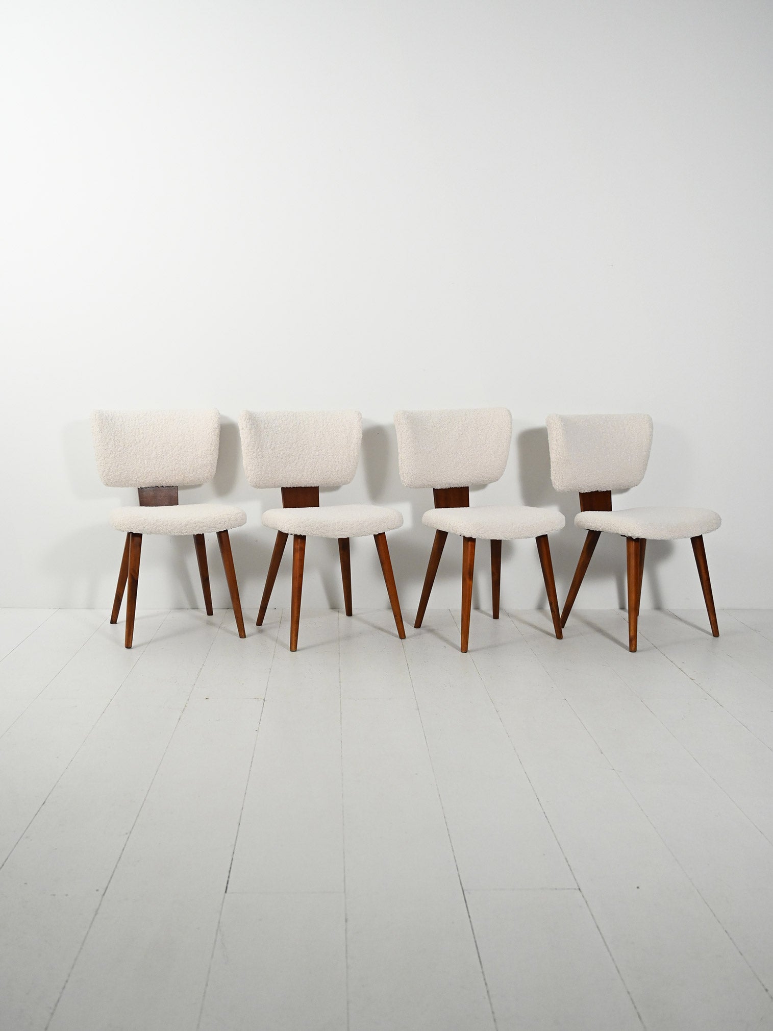 Set di quattro sedie scandinave in lana bouclé 1