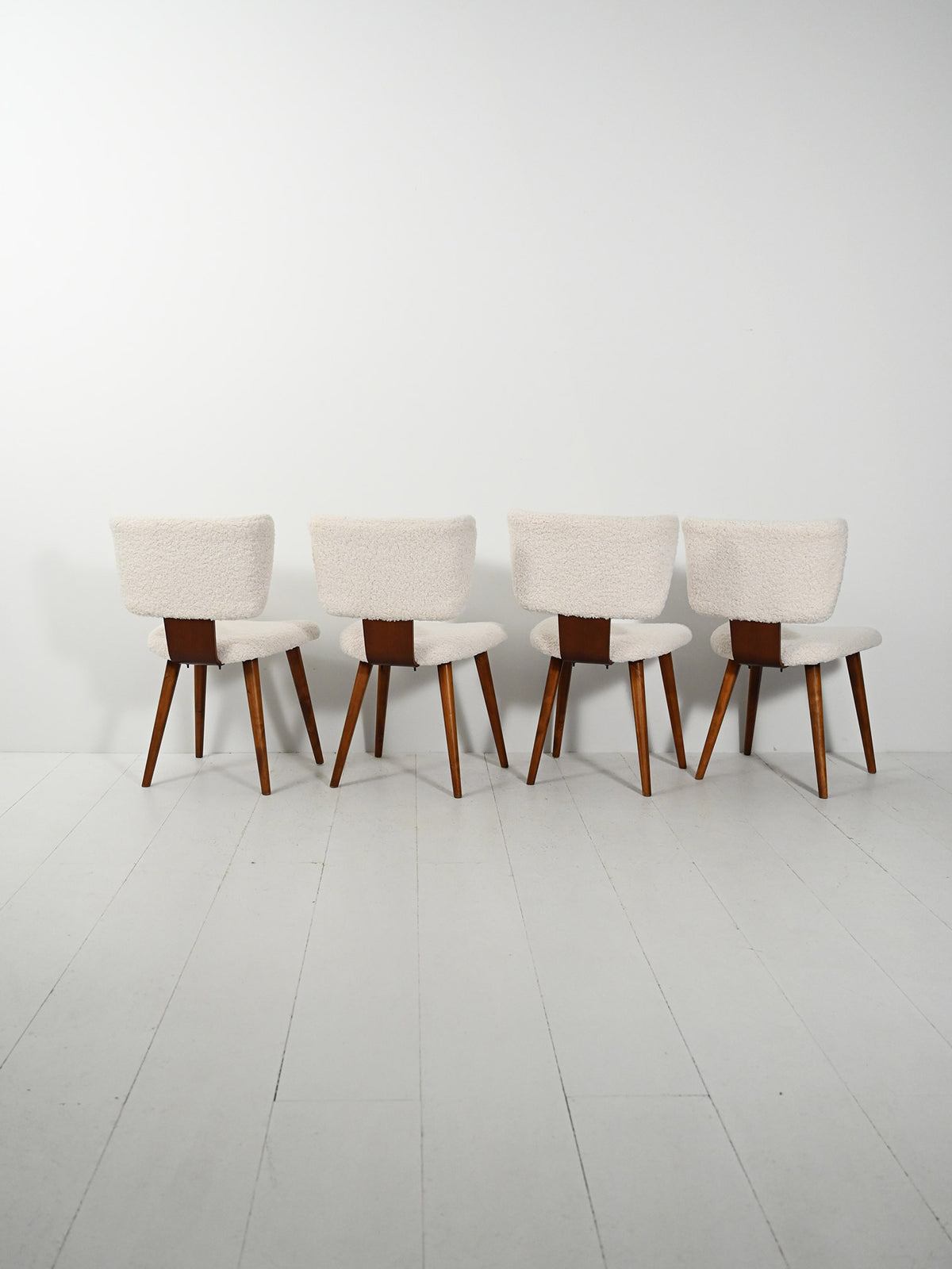 Set di quattro sedie scandinave in lana bouclé 2