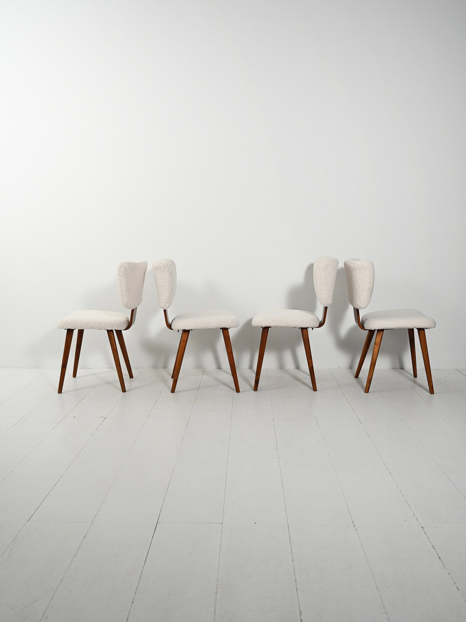 Set di quattro sedie scandinave in lana bouclé 3