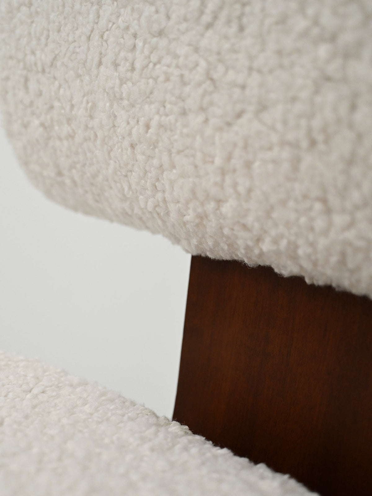 Set di quattro sedie scandinave in lana bouclé 7