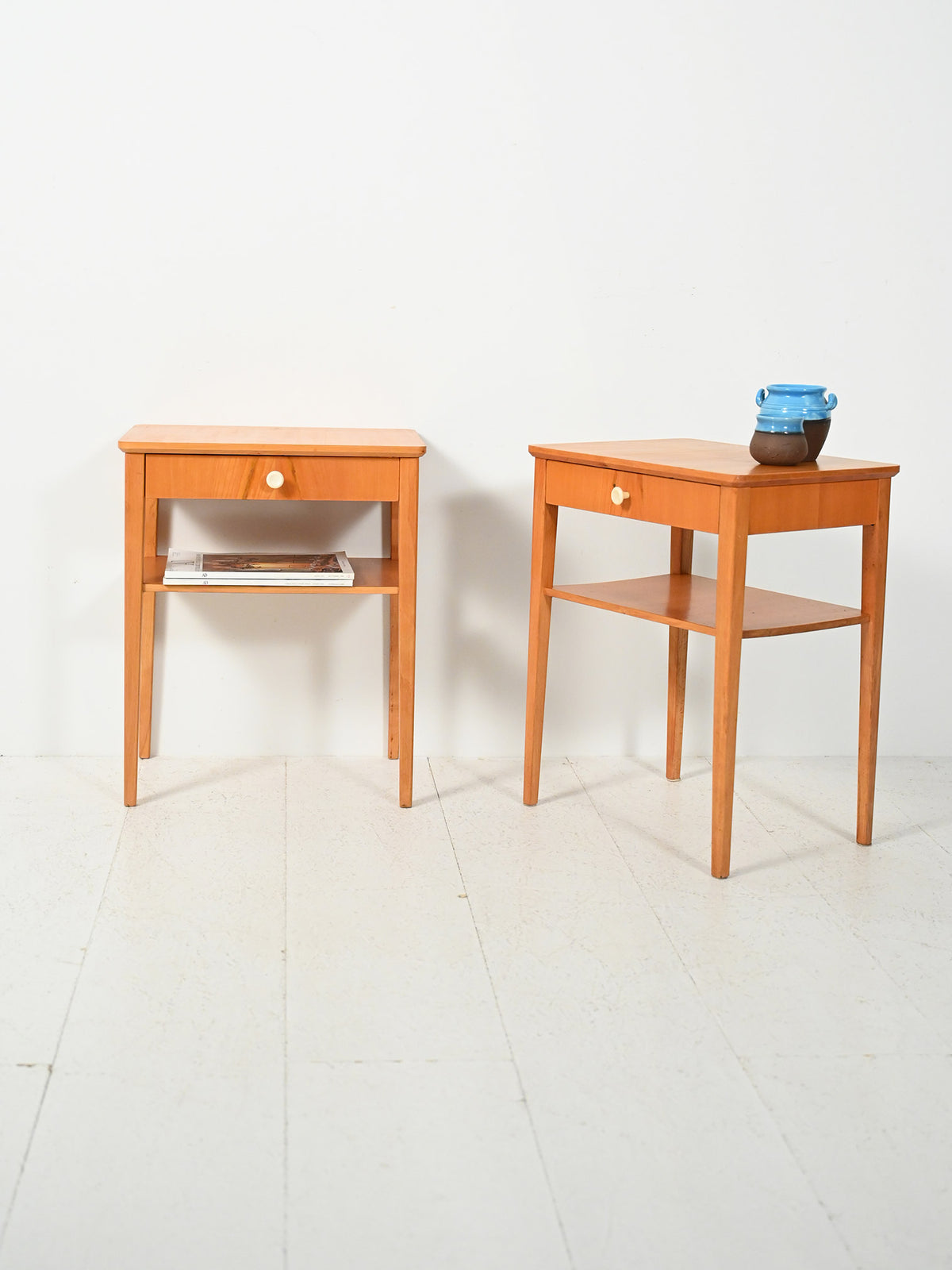 Coppia di comodini scandinavi in faggio