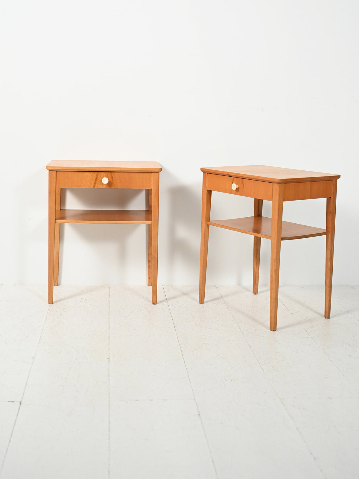 Coppia di comodini scandinavi in faggio 1