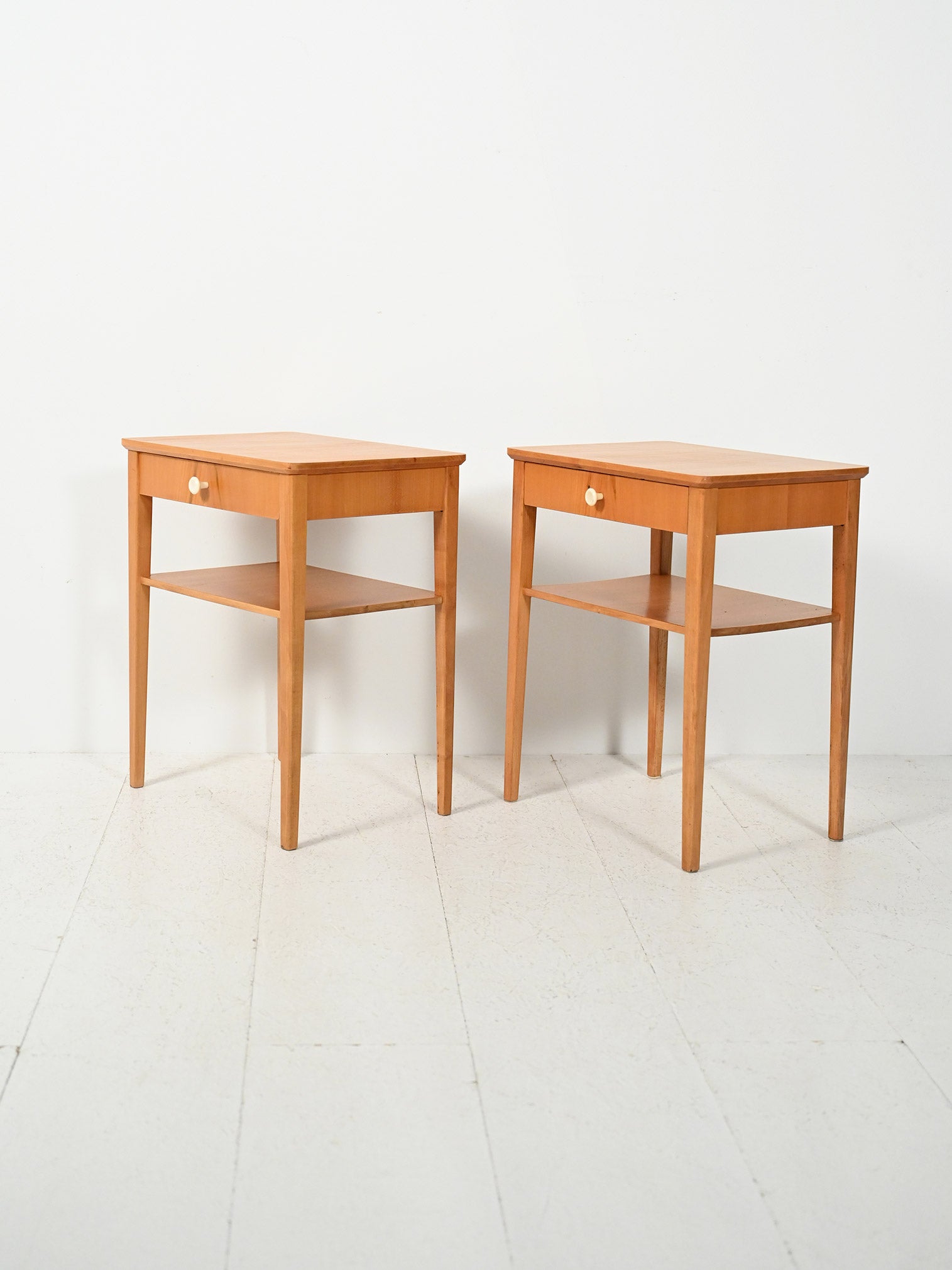 Coppia di comodini scandinavi in faggio 2