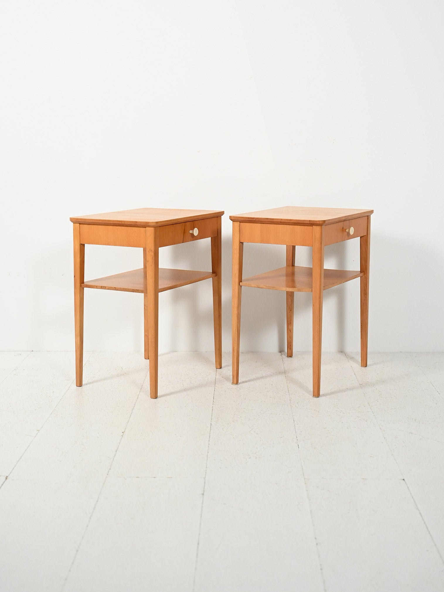 Coppia di comodini scandinavi in faggio 3