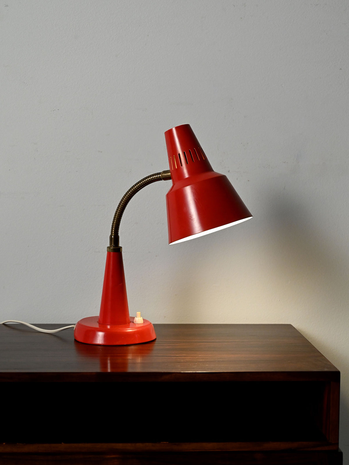 Lampada da tavolo rossa prodotta da Gemi rossa anni ’60 1