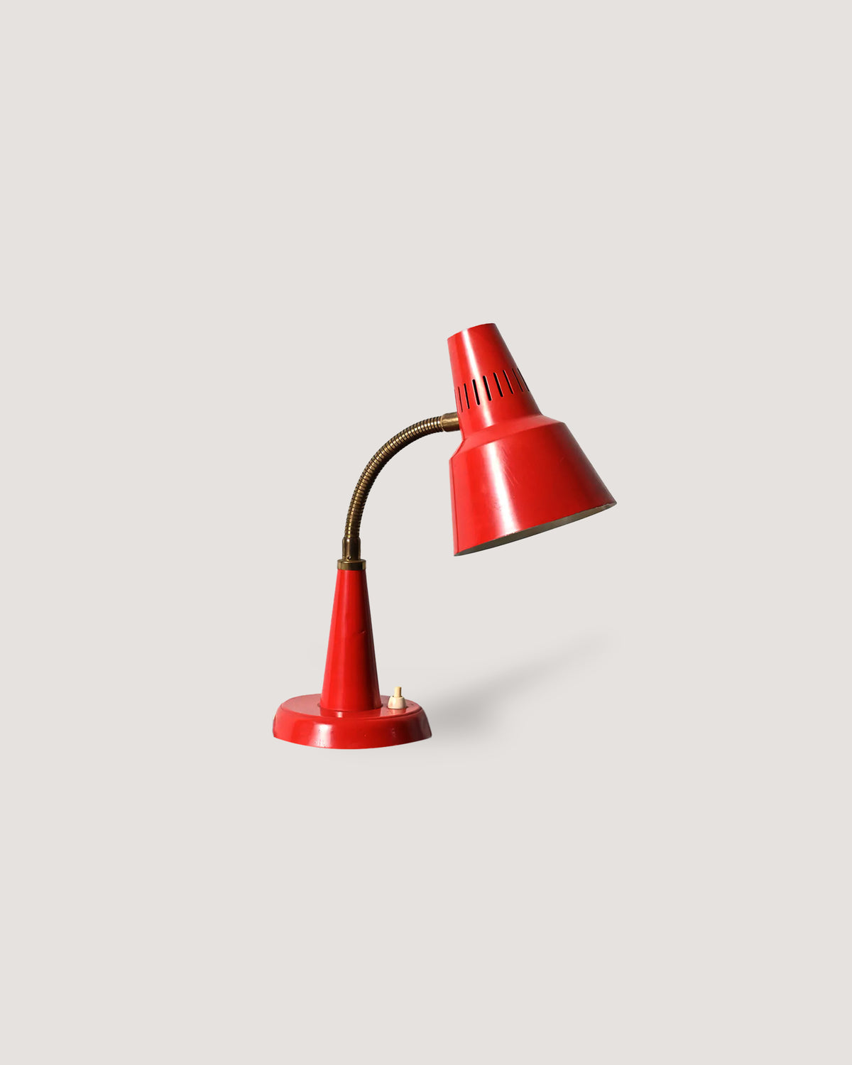 Lampada da tavolo rossa prodotta da Gemi rossa anni ’60