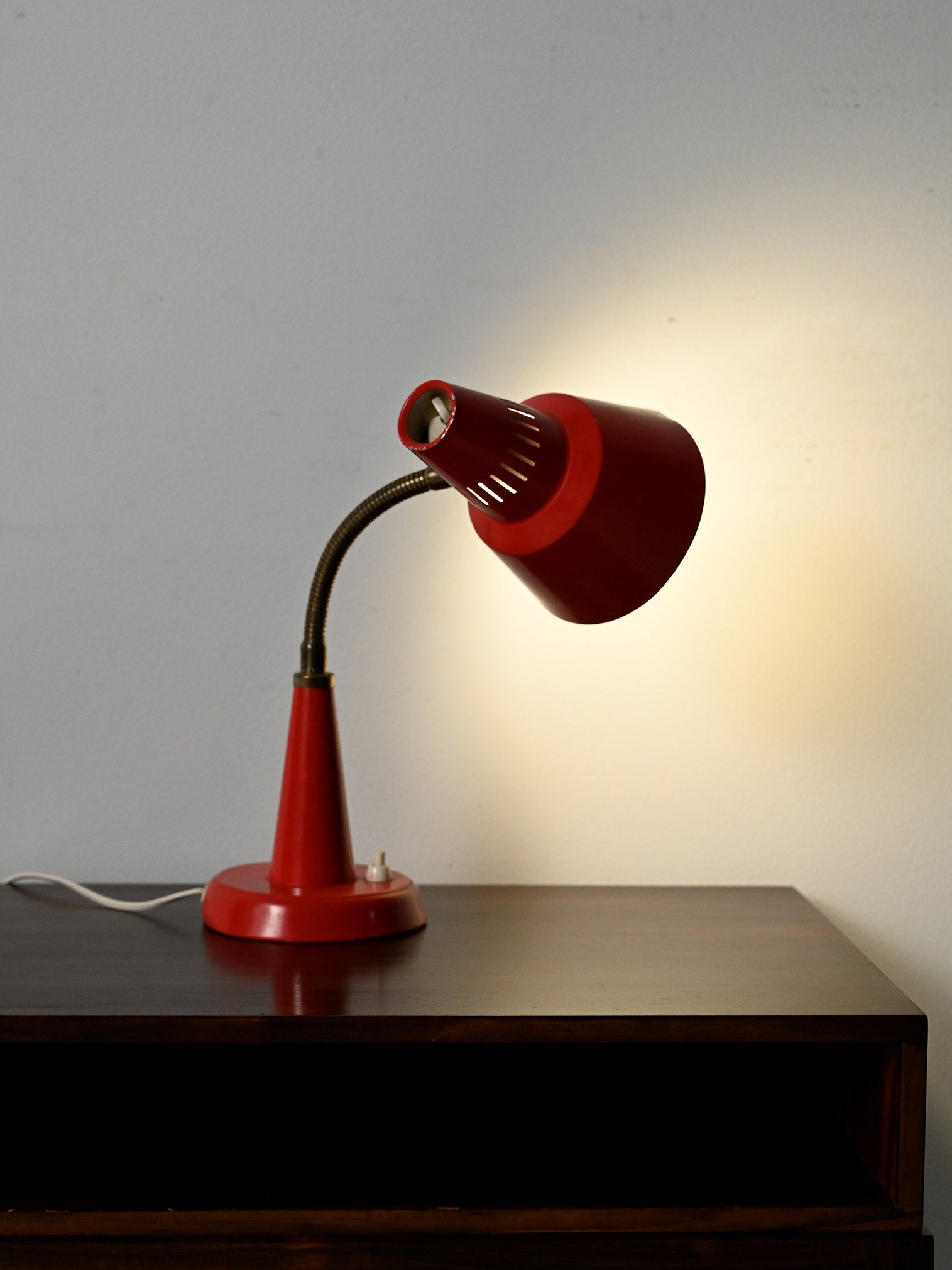 Lampada da tavolo rossa prodotta da Gemi rossa anni ’60 2