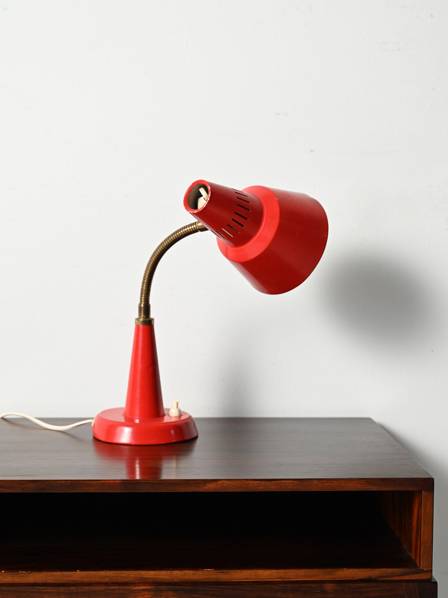Lampada da tavolo rossa prodotta da Gemi rossa anni ’60 3