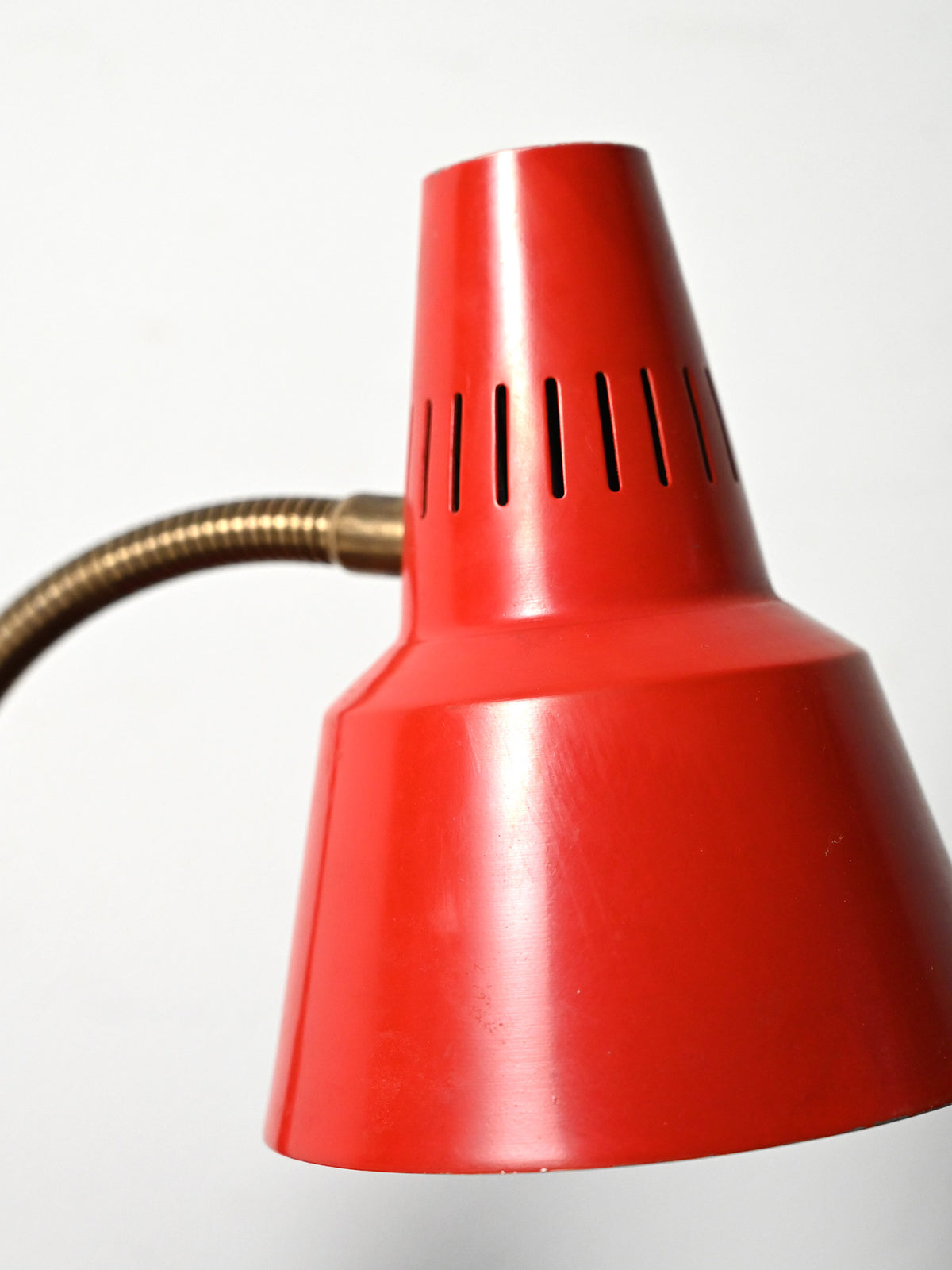 Lampada da tavolo rossa prodotta da Gemi rossa anni ’60 6