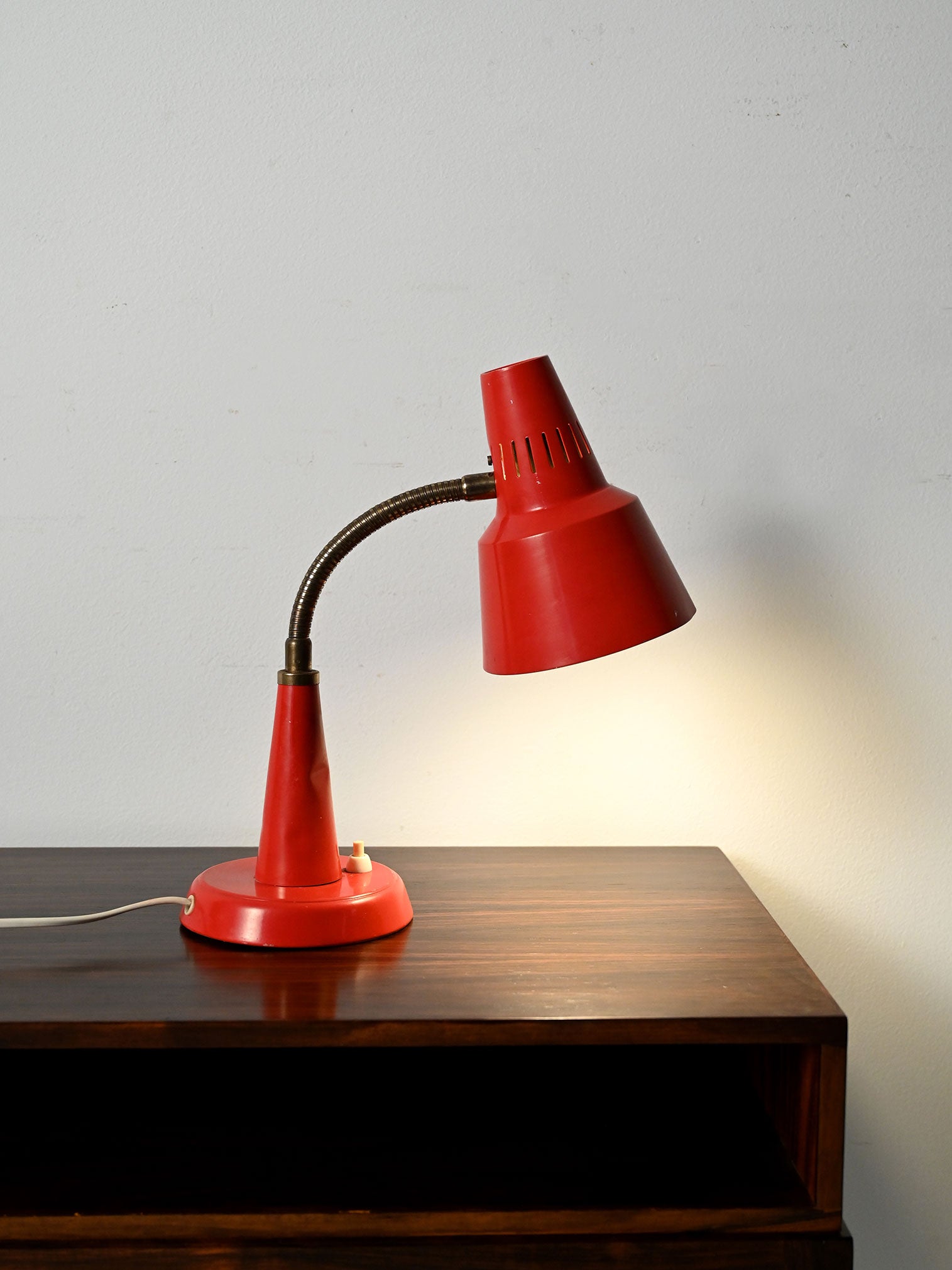 Lampada da tavolo rossa prodotta da Gemi rossa anni ’60 1
