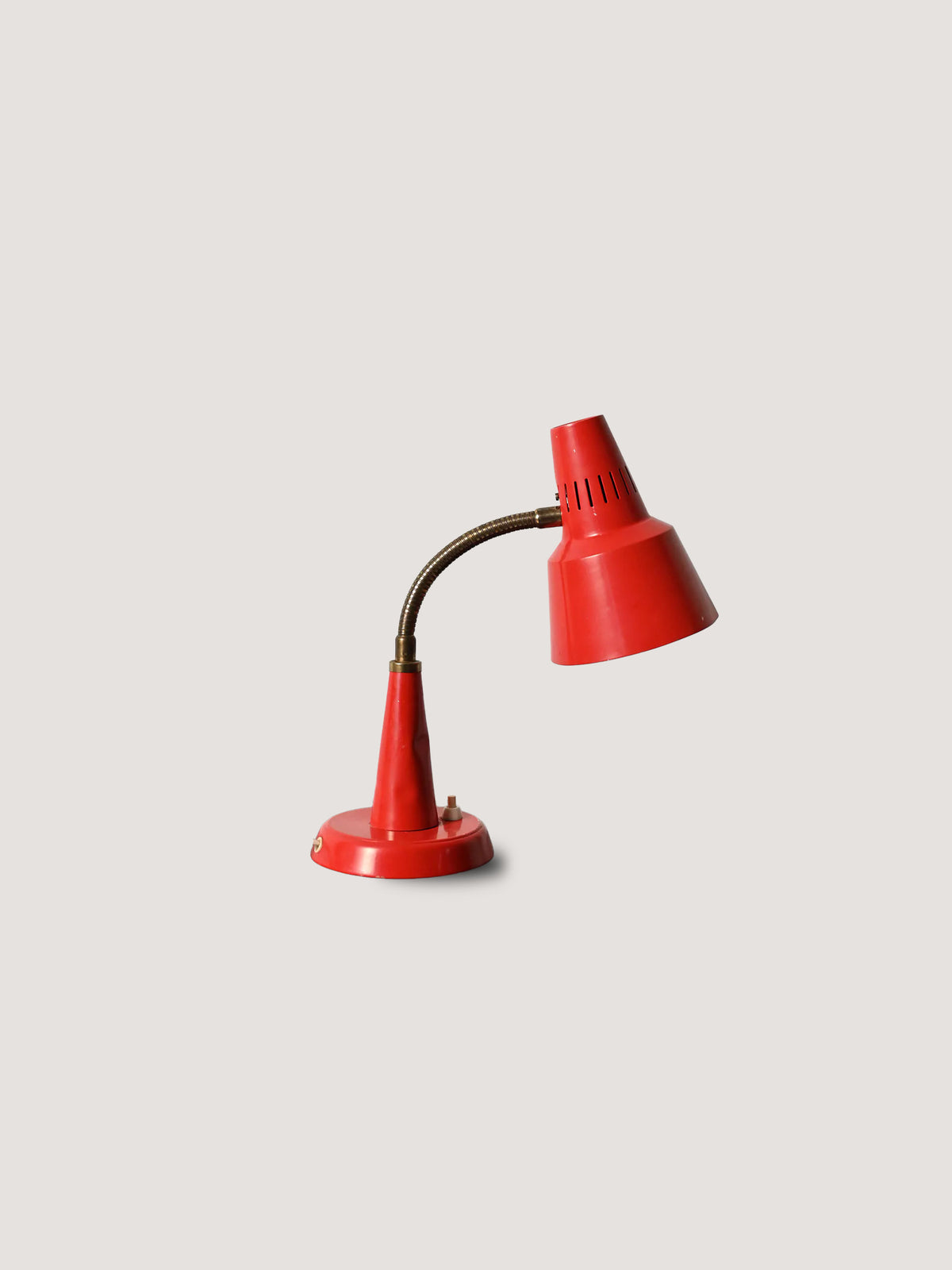 Lampada da tavolo rossa prodotta da Gemi rossa anni ’60