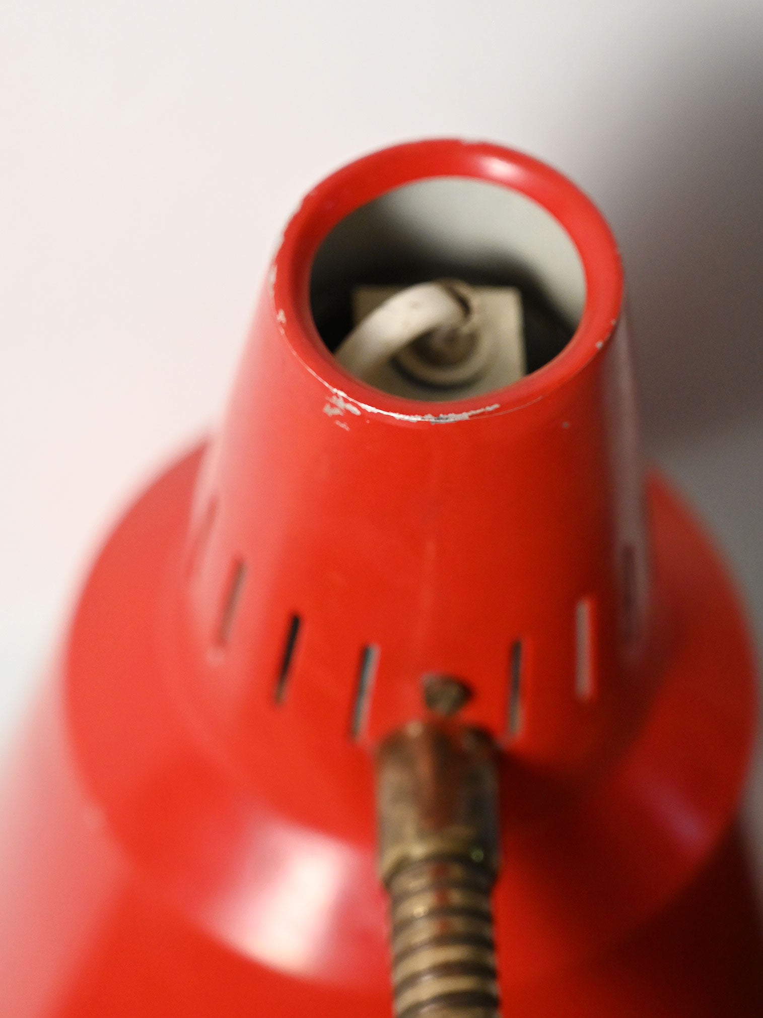 Lampada da tavolo rossa prodotta da Gemi rossa anni ’60 4