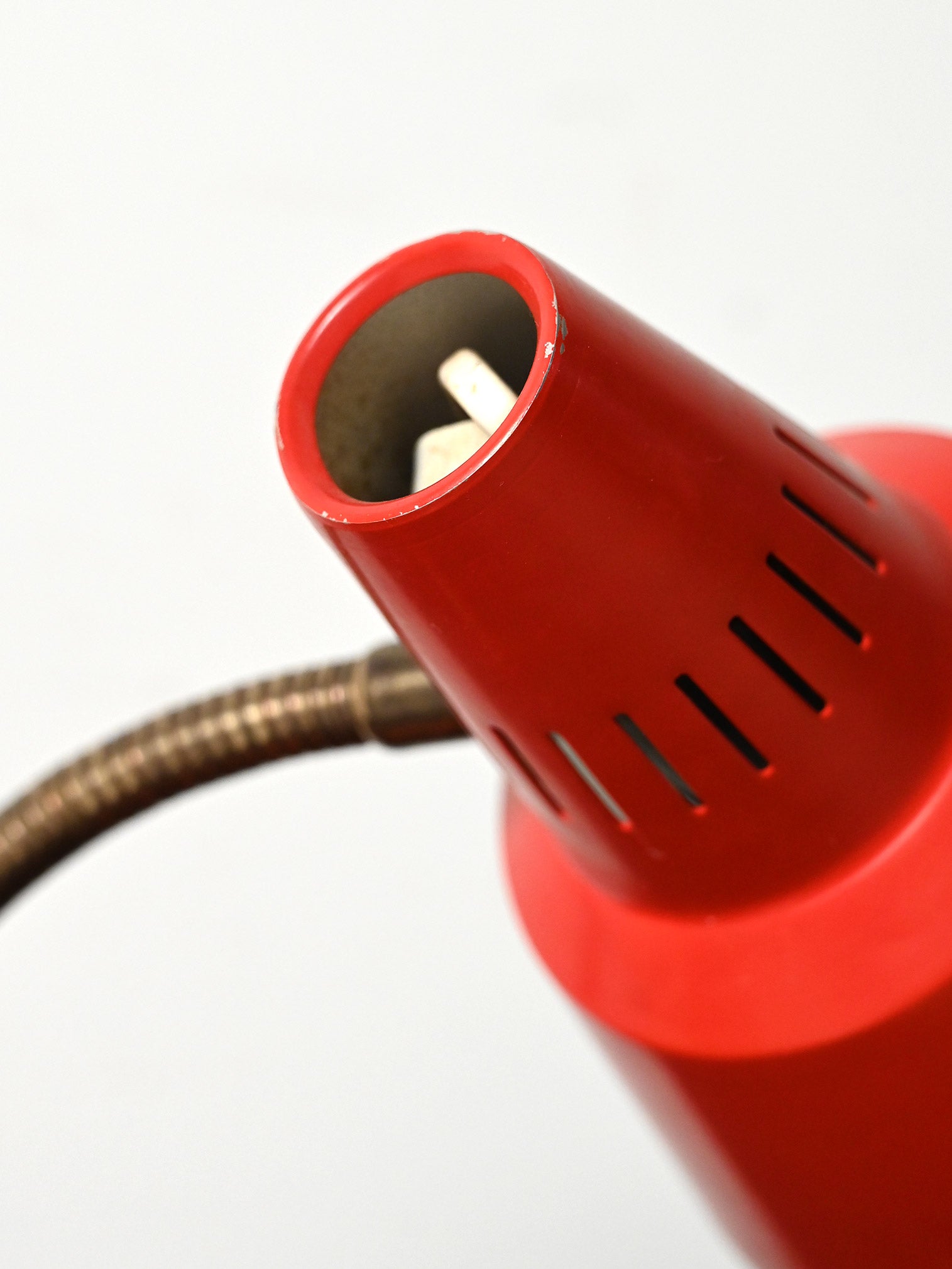 Lampada da tavolo rossa prodotta da Gemi rossa anni ’60 6