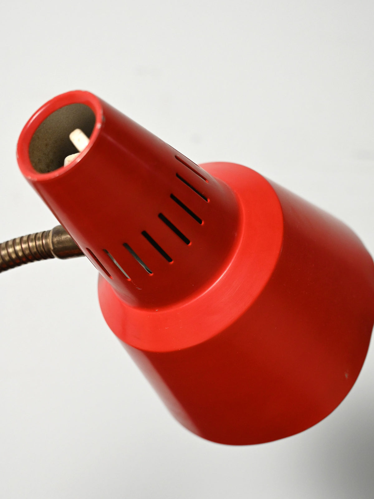 Lampada da tavolo rossa prodotta da Gemi rossa anni ’60 7