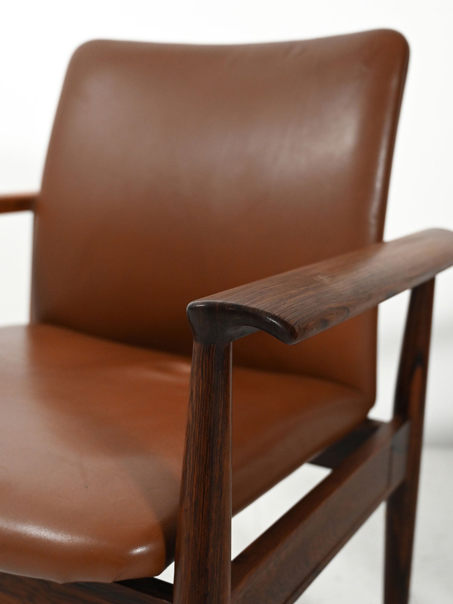 Coppia di poltrone “Diplomat” di Finn Juhl 10