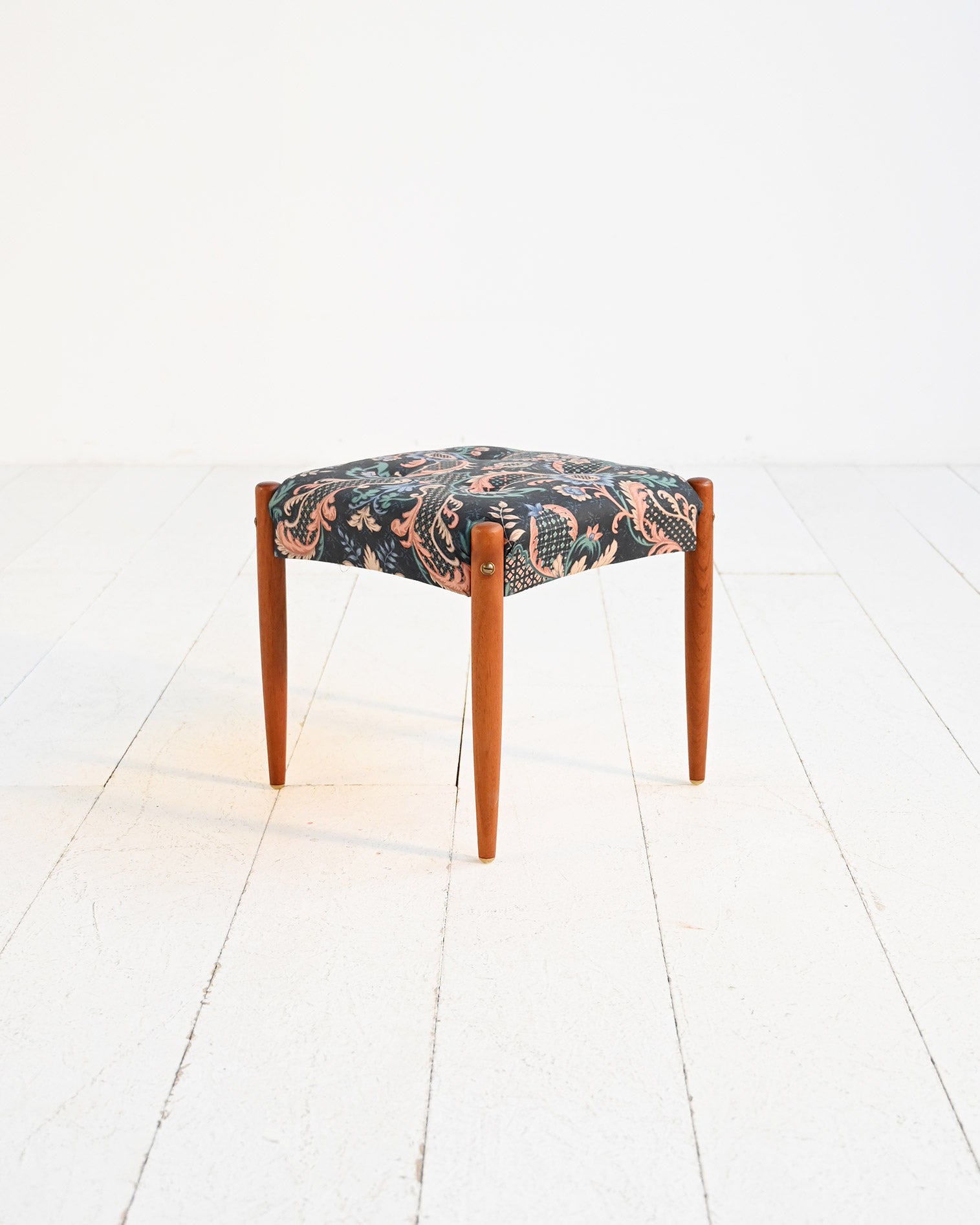 Sgabello scandinavo in teak con seduta imbottita, anni ’60/’70 1