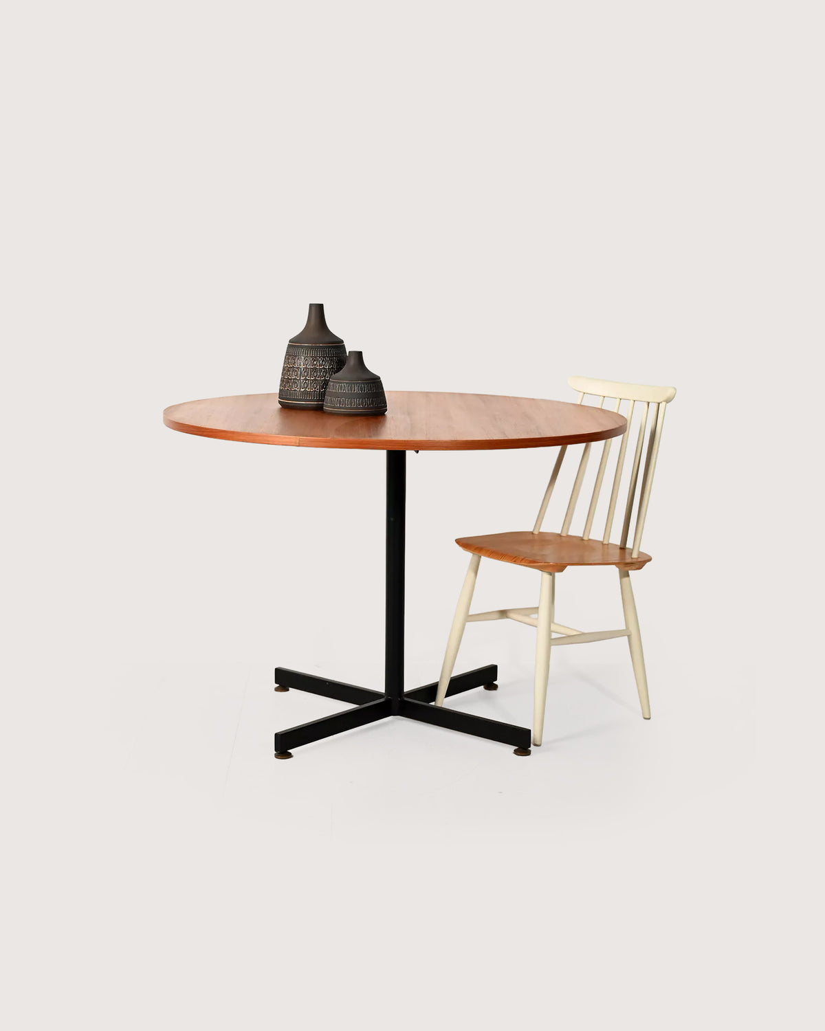 Tavolo rotondo scandinavo in teak con base in metallo