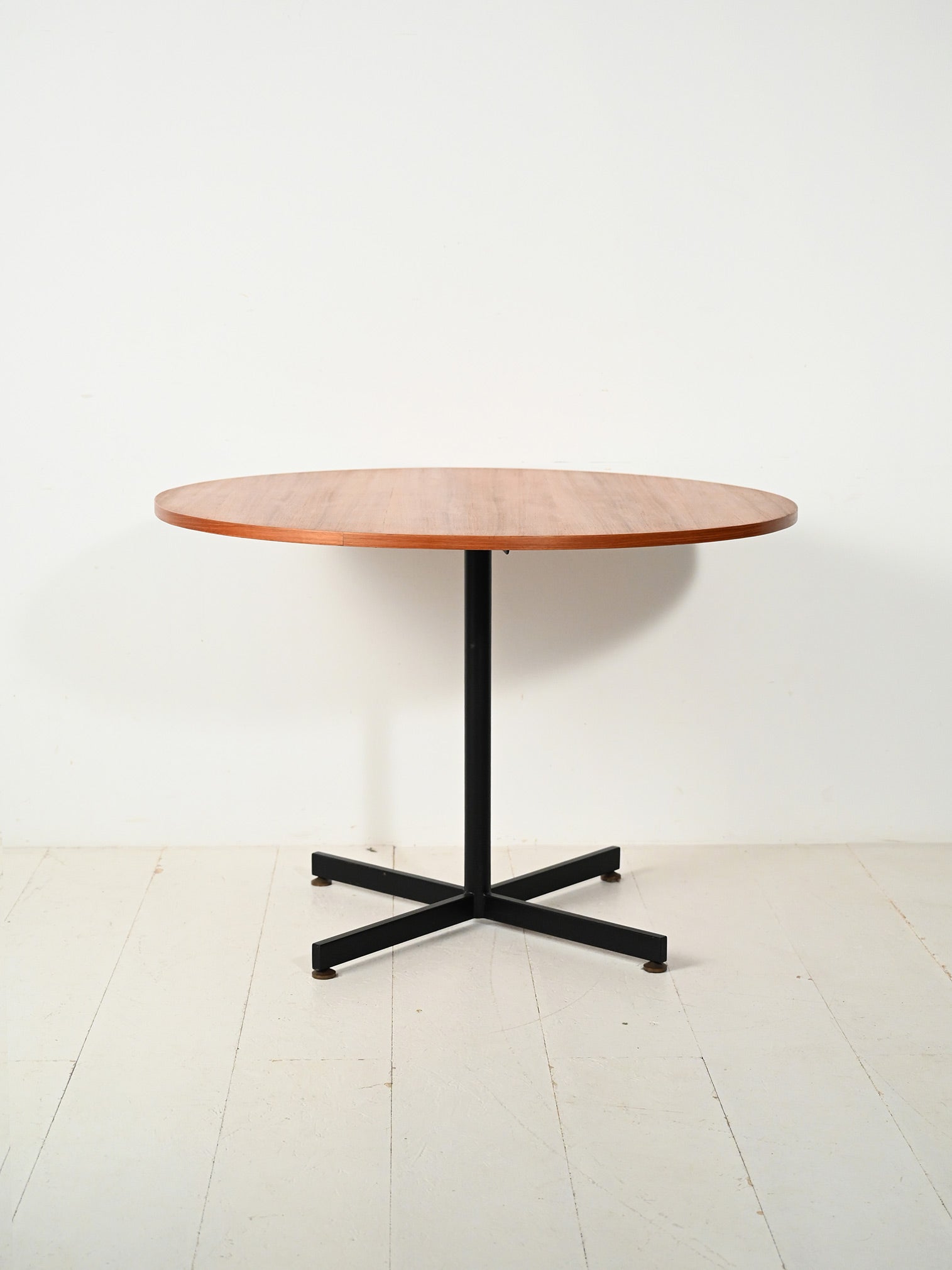 Tavolo rotondo scandinavo in teak con base in metallo 1