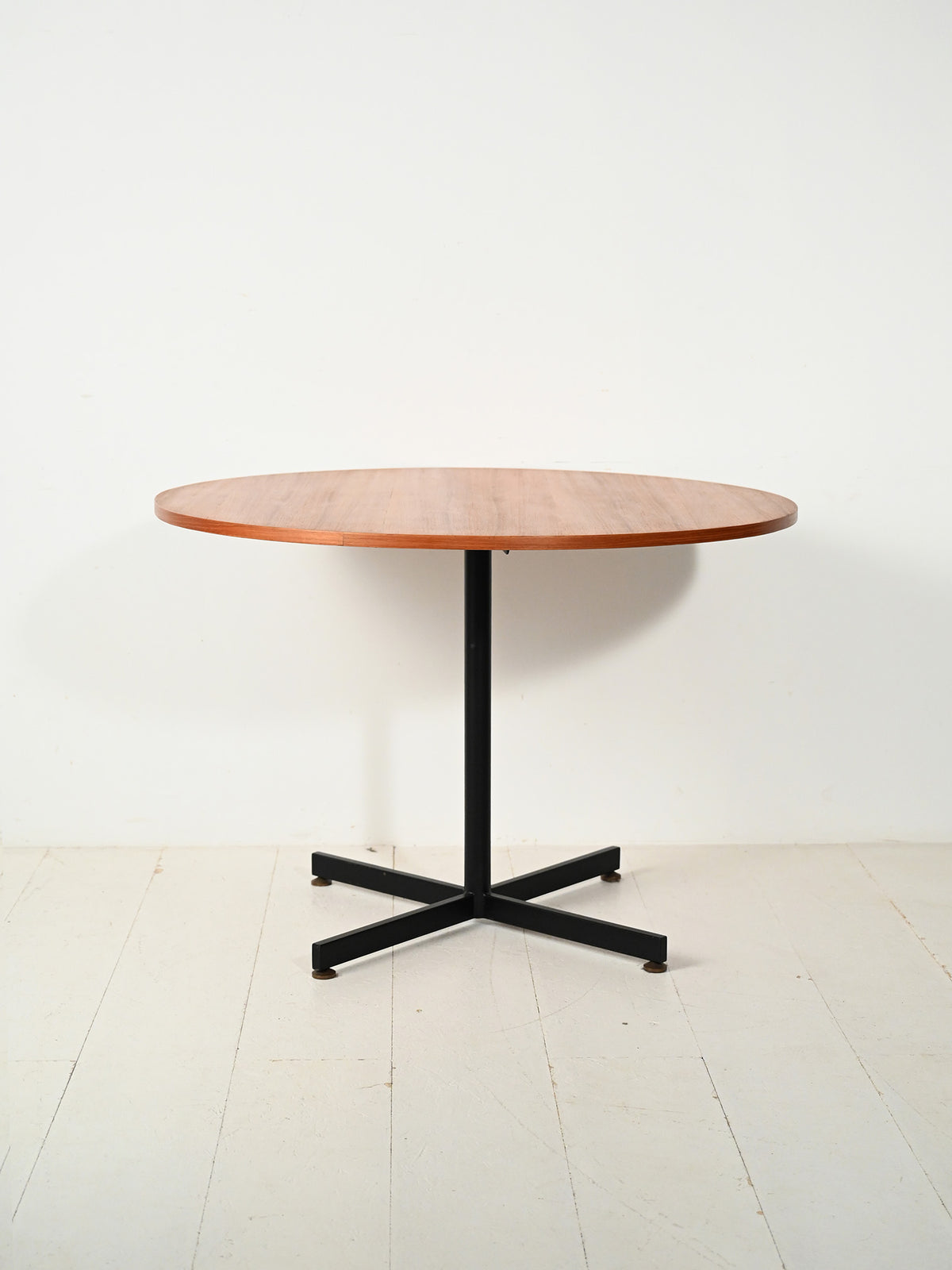 Tavolo rotondo scandinavo in teak con base in metallo 1