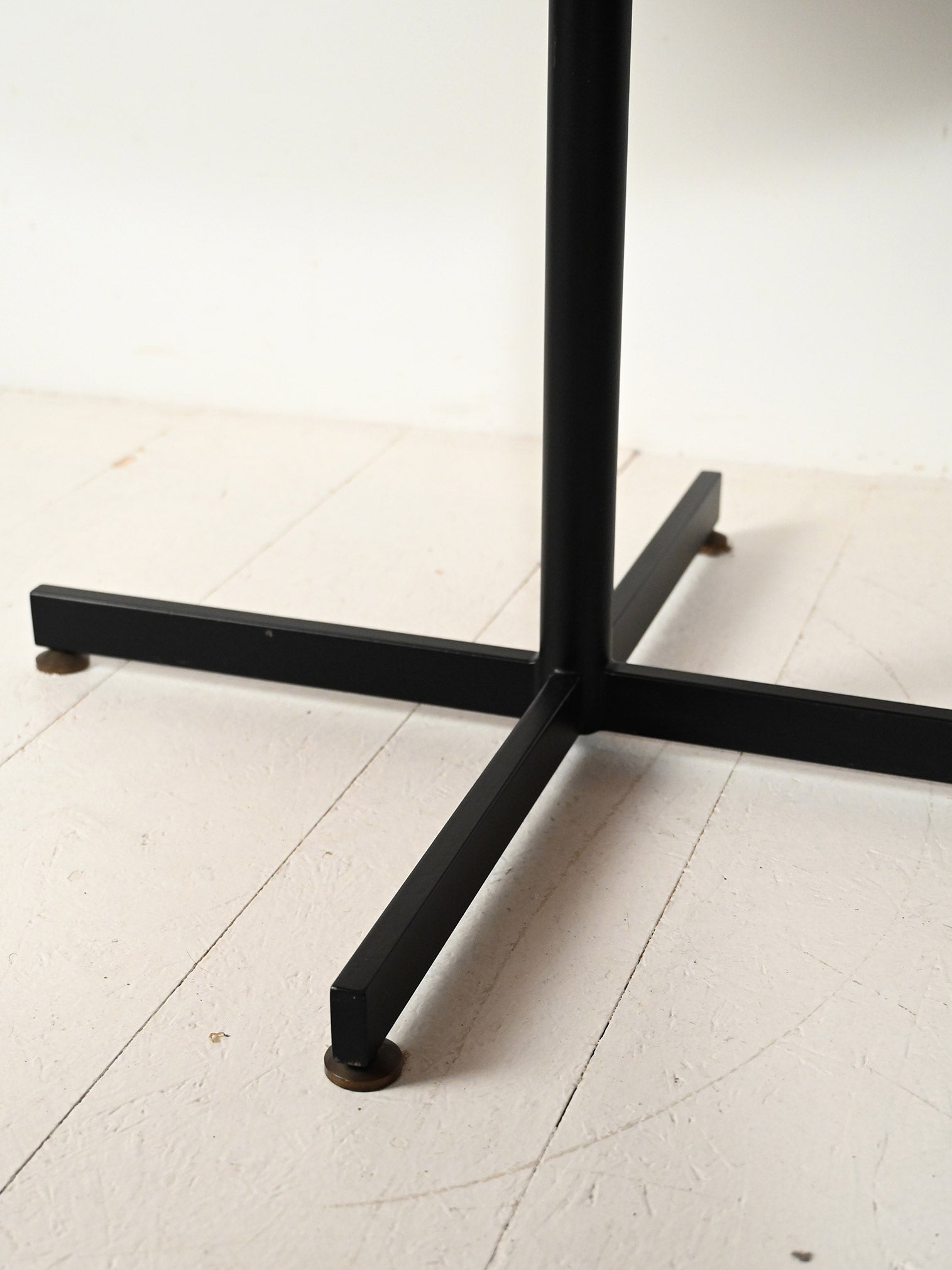 Tavolo rotondo scandinavo in teak con base in metallo 3