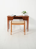Scrivania scandinava in mogano con maniglie in ottone