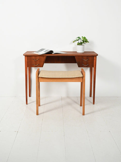 Scrivania scandinava in mogano con maniglie in ottone