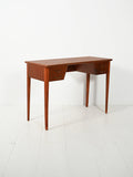 Scrivania scandinava in mogano con maniglie in ottone 2