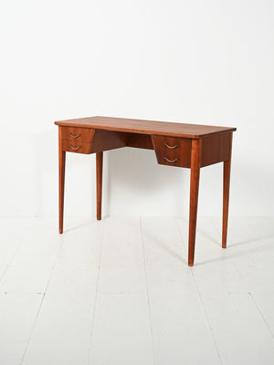 Scrivania scandinava in mogano con maniglie in ottone 3