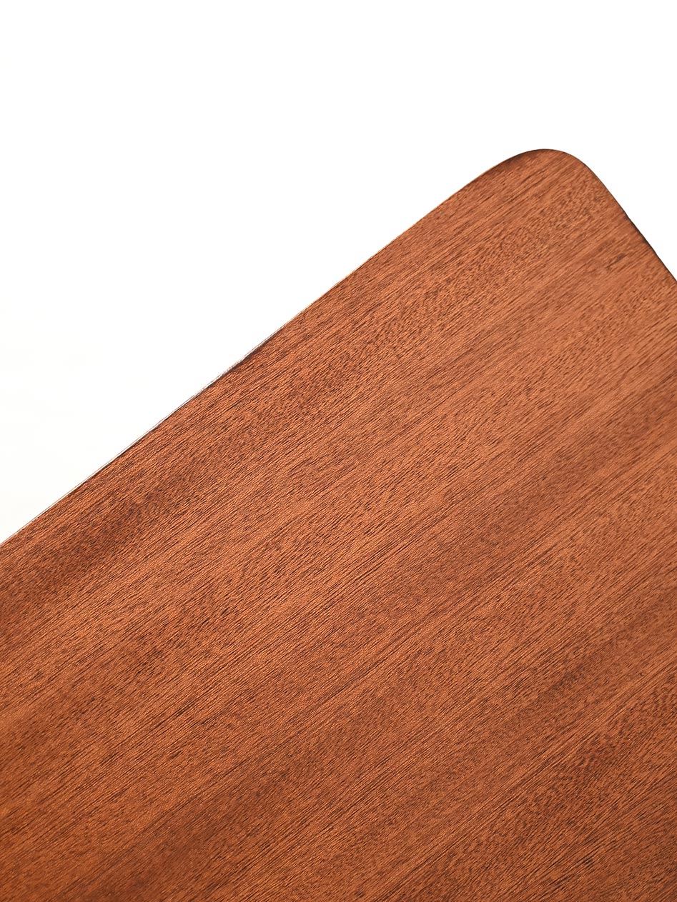 Scrivania scandinava in mogano con maniglie in ottone 7