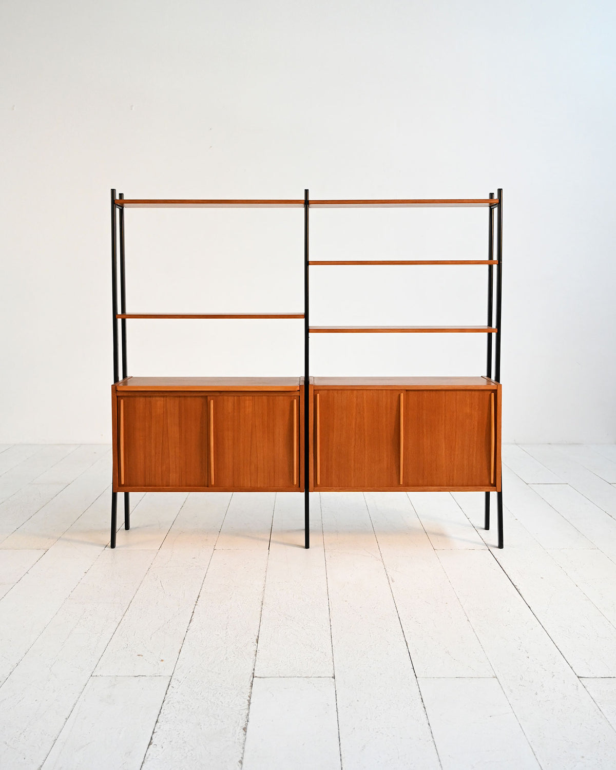 Libreria doppia scandinava in teak con montanti neri, anni ’60 1