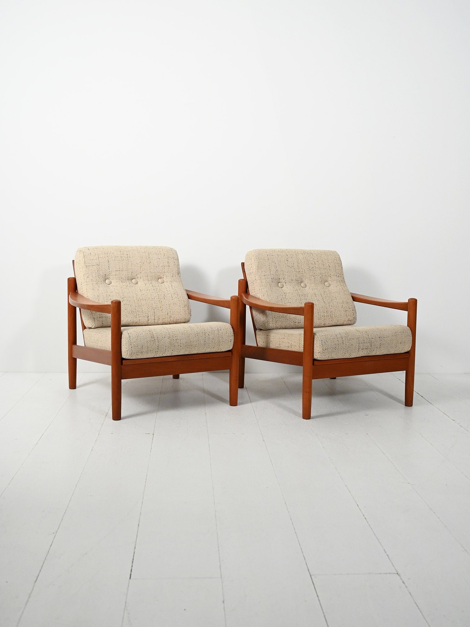 Coppia di poltrone danesi con cuscini beige anni 50 2