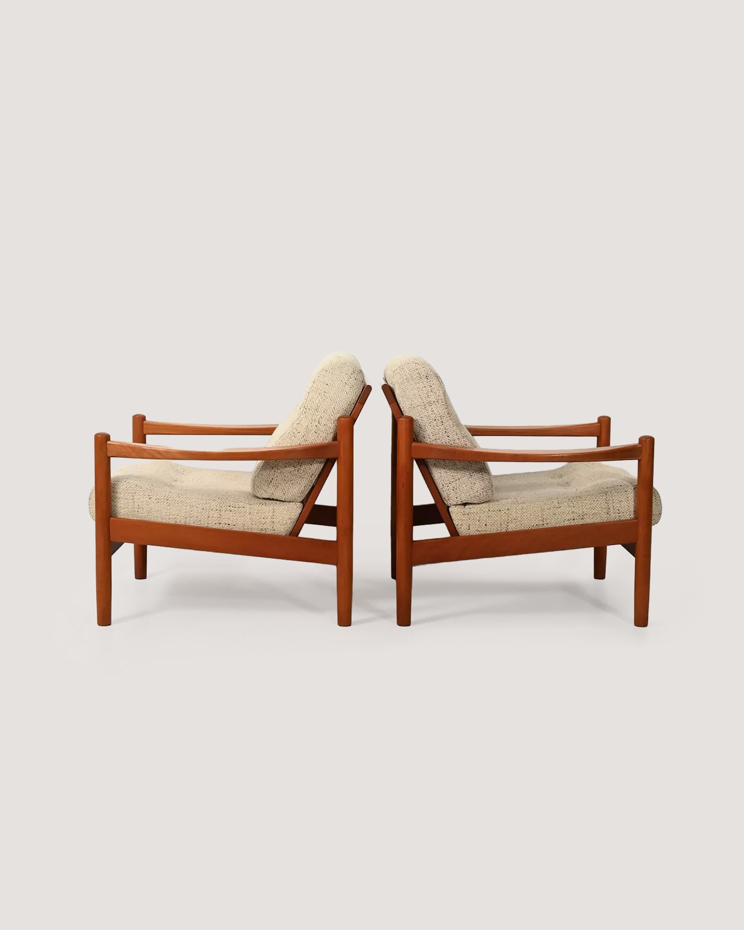 Coppia di poltrone danesi con cuscini beige anni 50