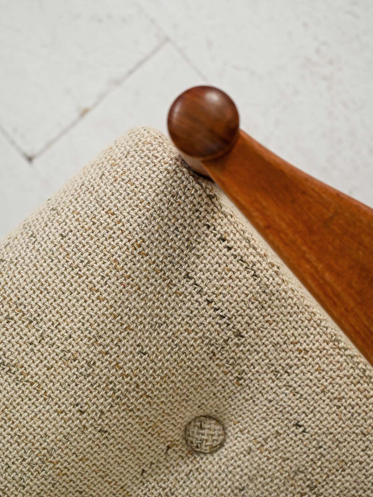 Coppia di poltrone danesi con cuscini beige anni 50 3