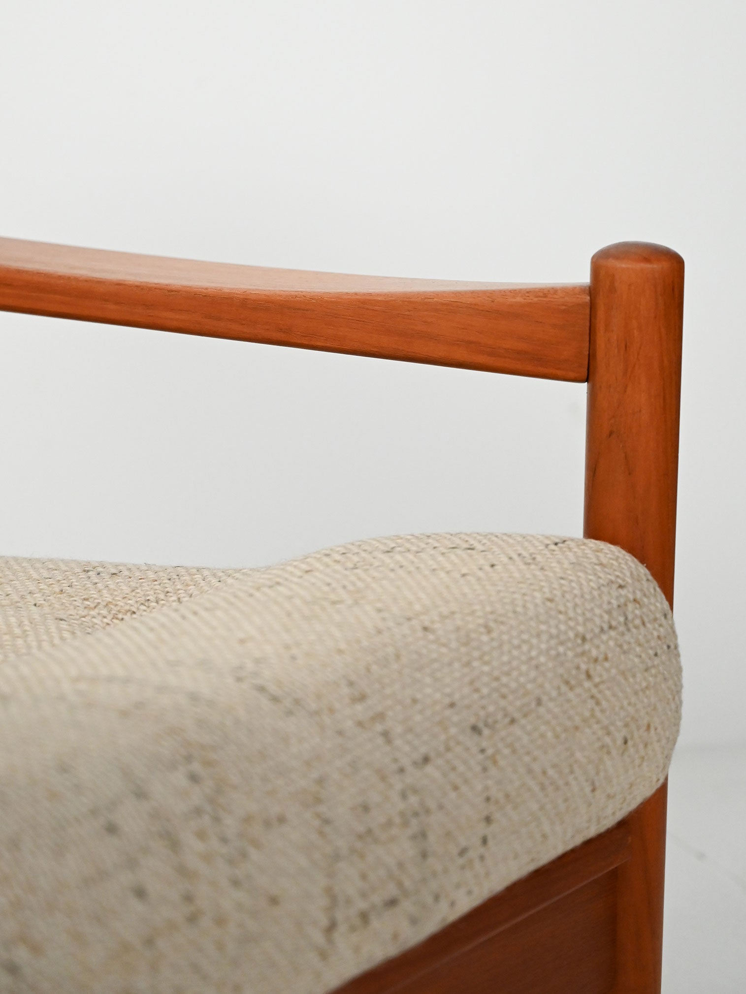 Coppia di poltrone danesi con cuscini beige anni 50 6