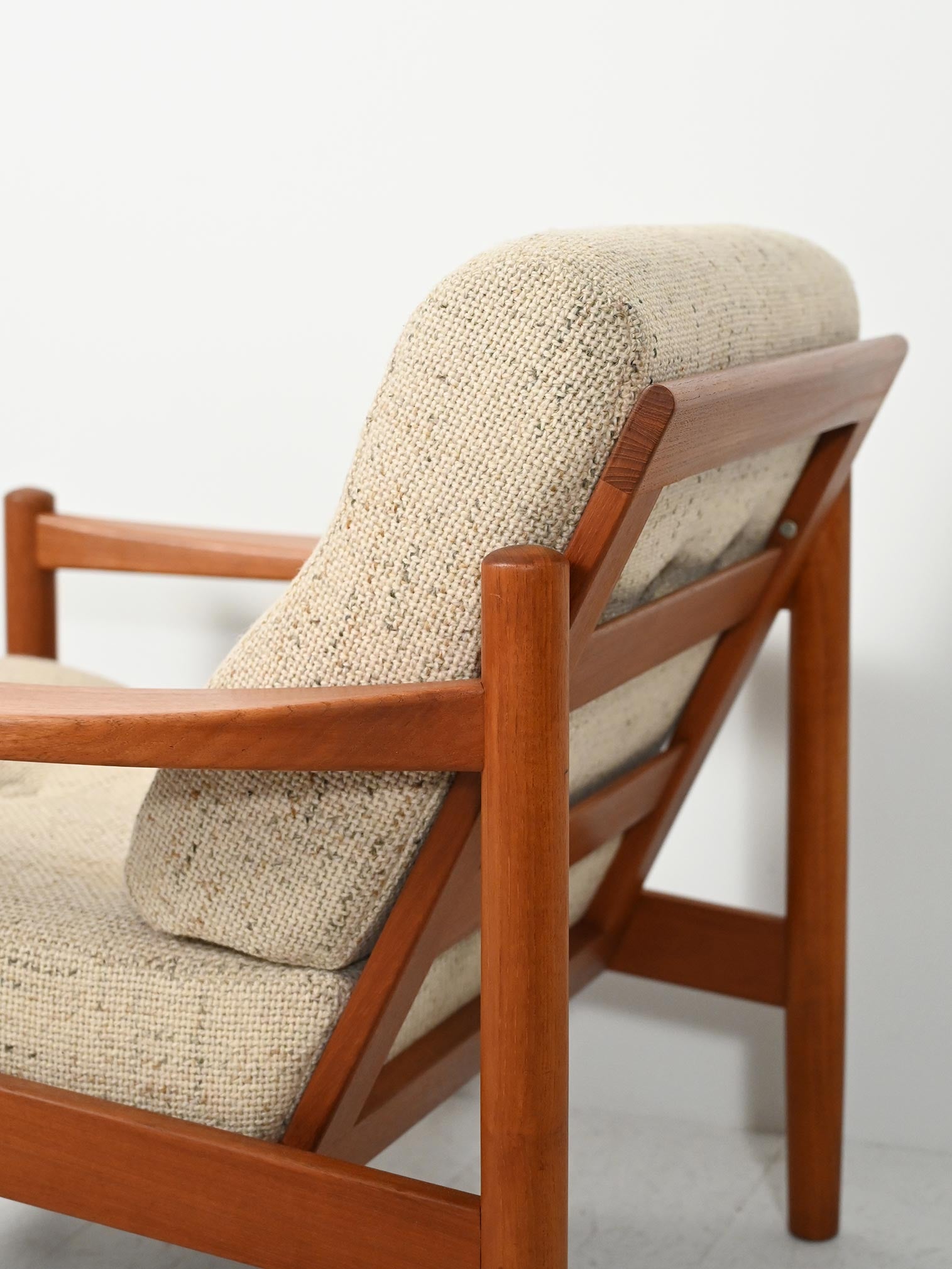 Coppia di poltrone danesi con cuscini beige anni 50 9