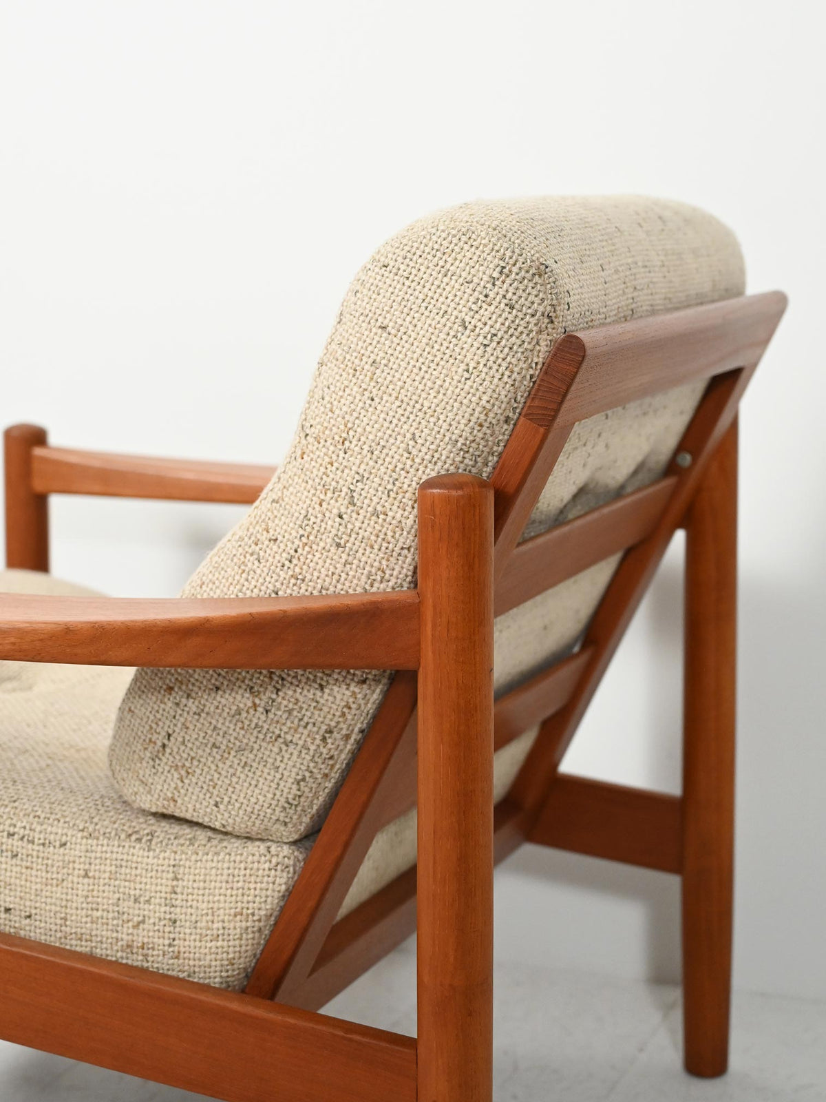 Coppia di poltrone danesi con cuscini beige anni 50 9