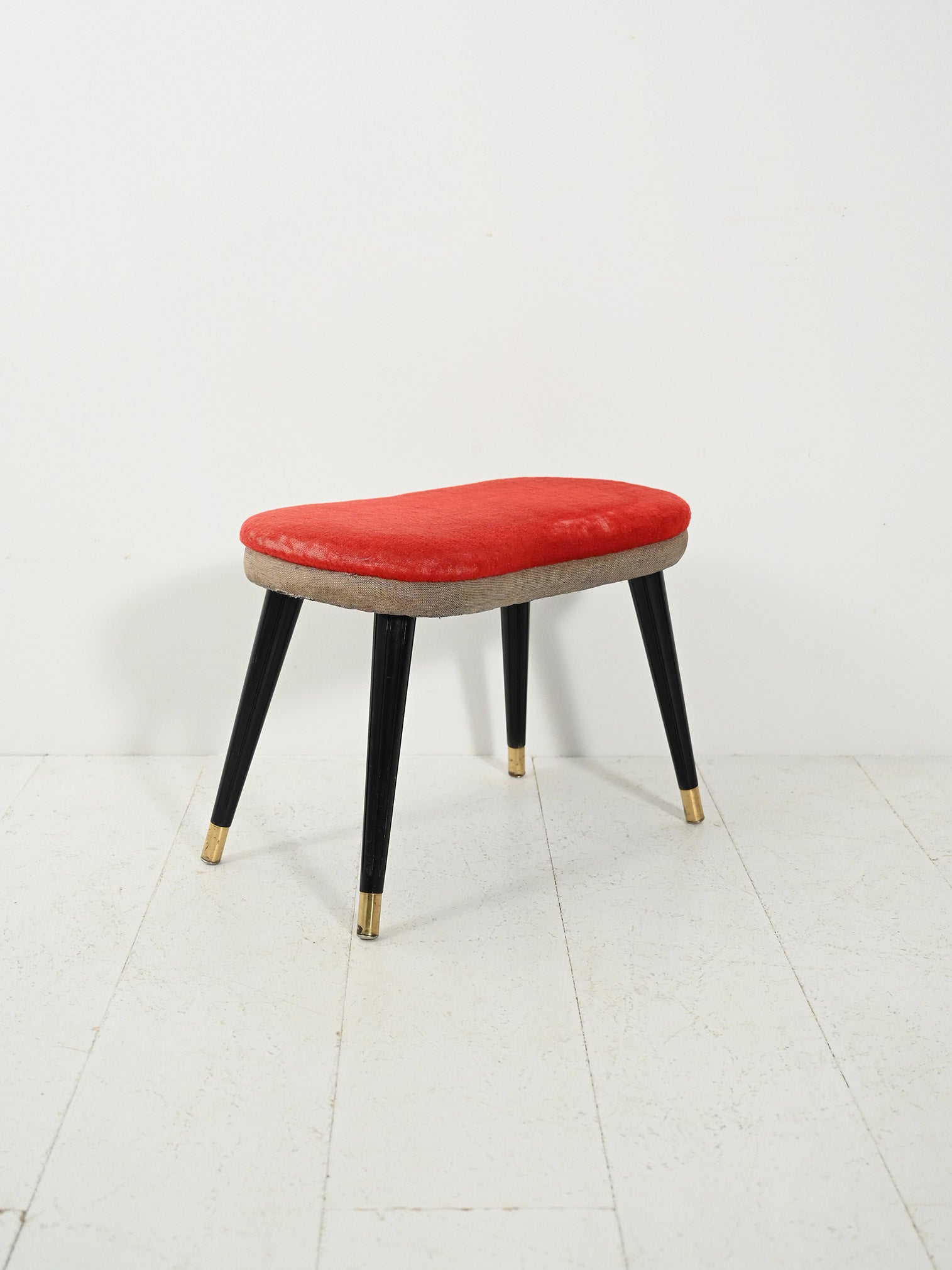 Sgabello scandinavo con velluto rosso e ottone, anni 50 1