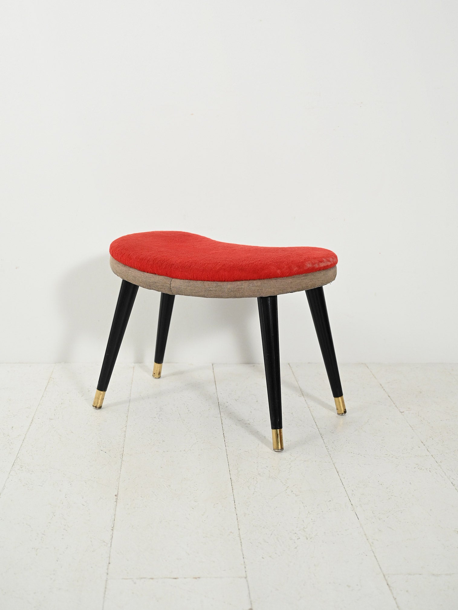 Sgabello scandinavo con velluto rosso e ottone, anni 50 2