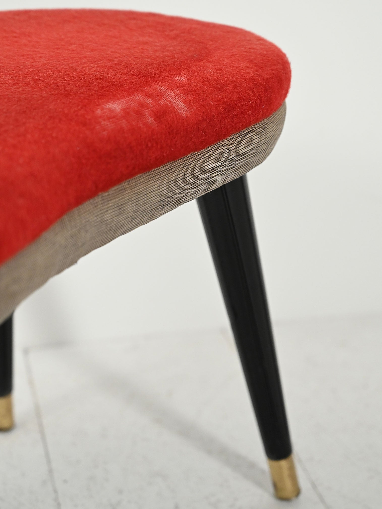 Sgabello scandinavo con velluto rosso e ottone, anni 50 4