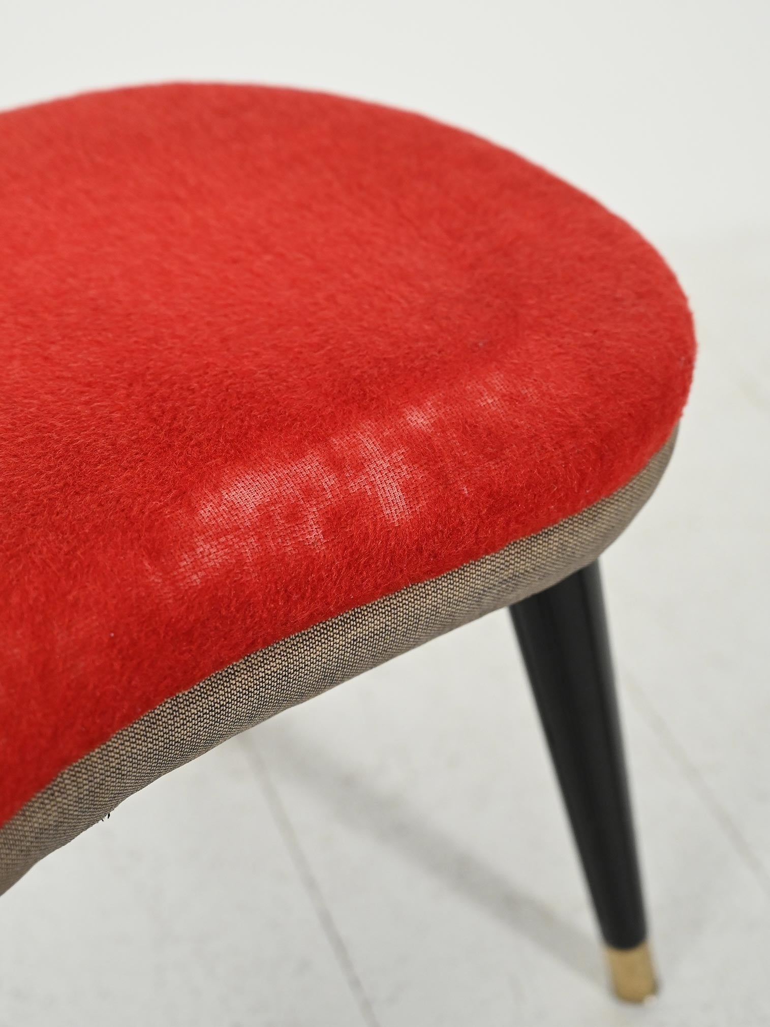 Sgabello scandinavo con velluto rosso e ottone, anni 50 6